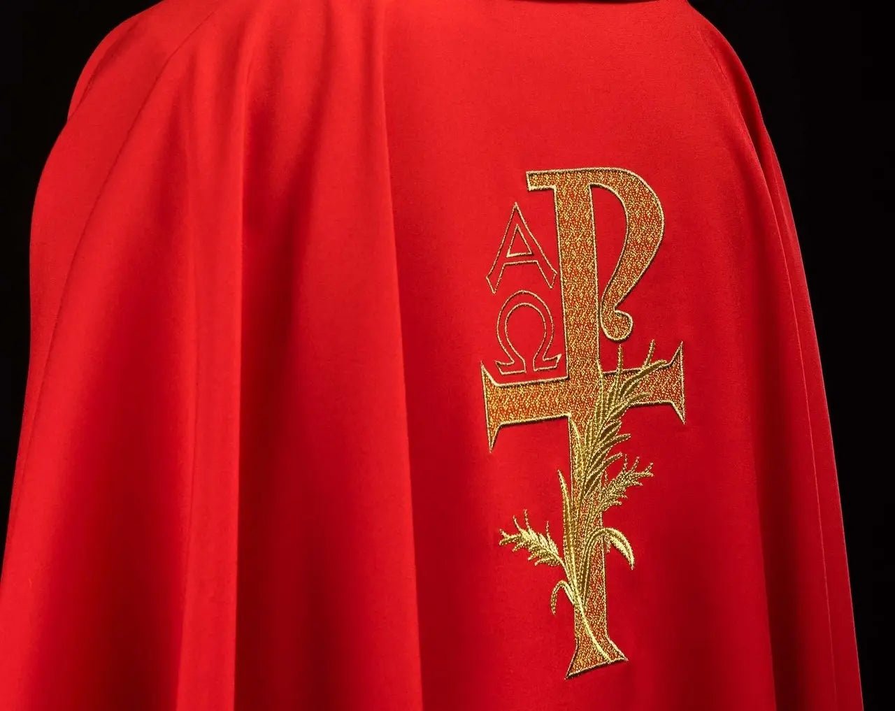 Casulla bordada con el símbolo de Alfa y Omega y amplio cuello rojo
