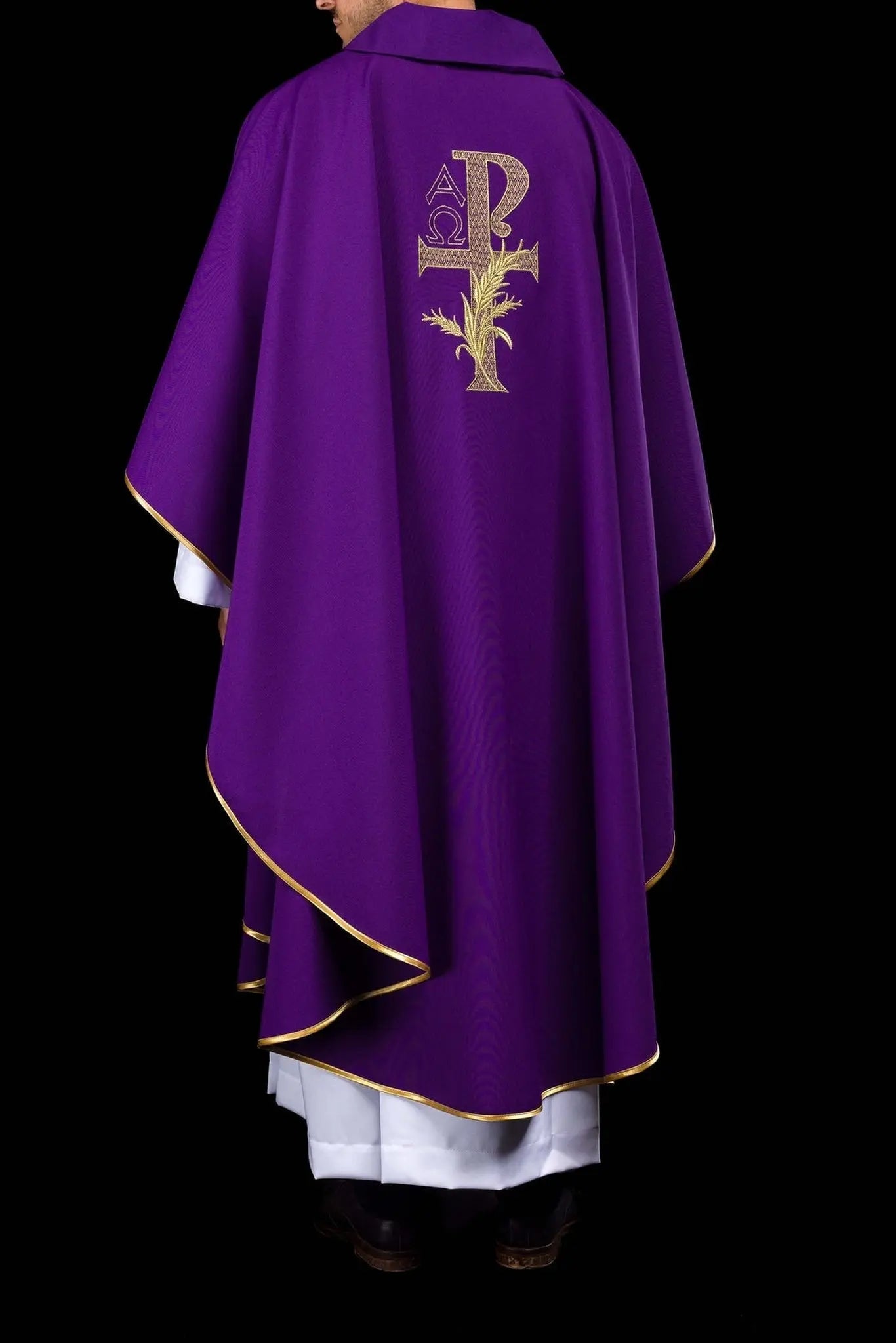 Casulla bordada con el símbolo Alfa y Omega y amplio cuello morado
