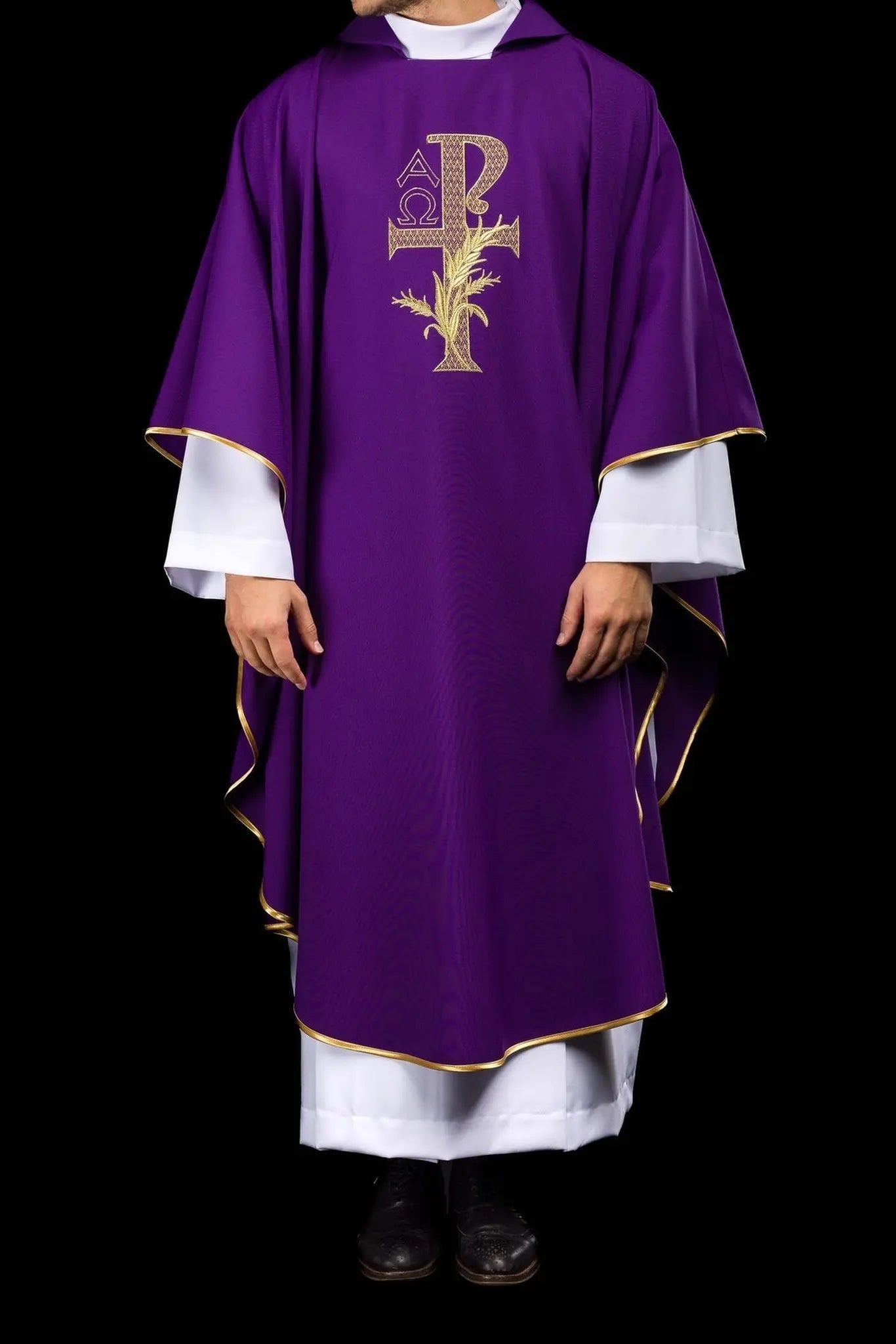 Casulla bordada con el símbolo Alfa y Omega y amplio cuello morado