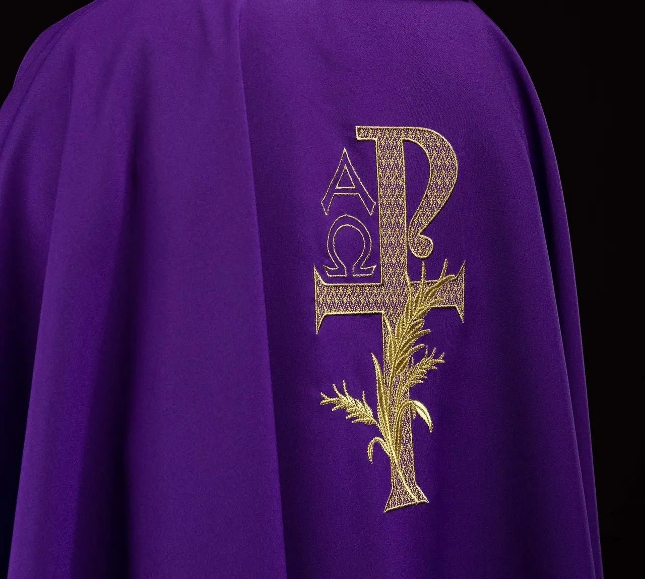 Casulla bordada con el símbolo Alfa y Omega y amplio cuello morado