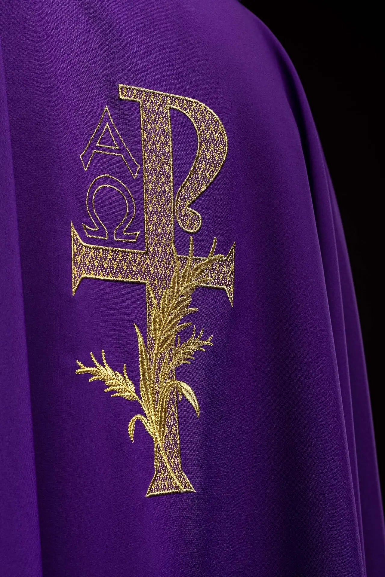 Casulla bordada con el símbolo Alfa y Omega y amplio cuello morado