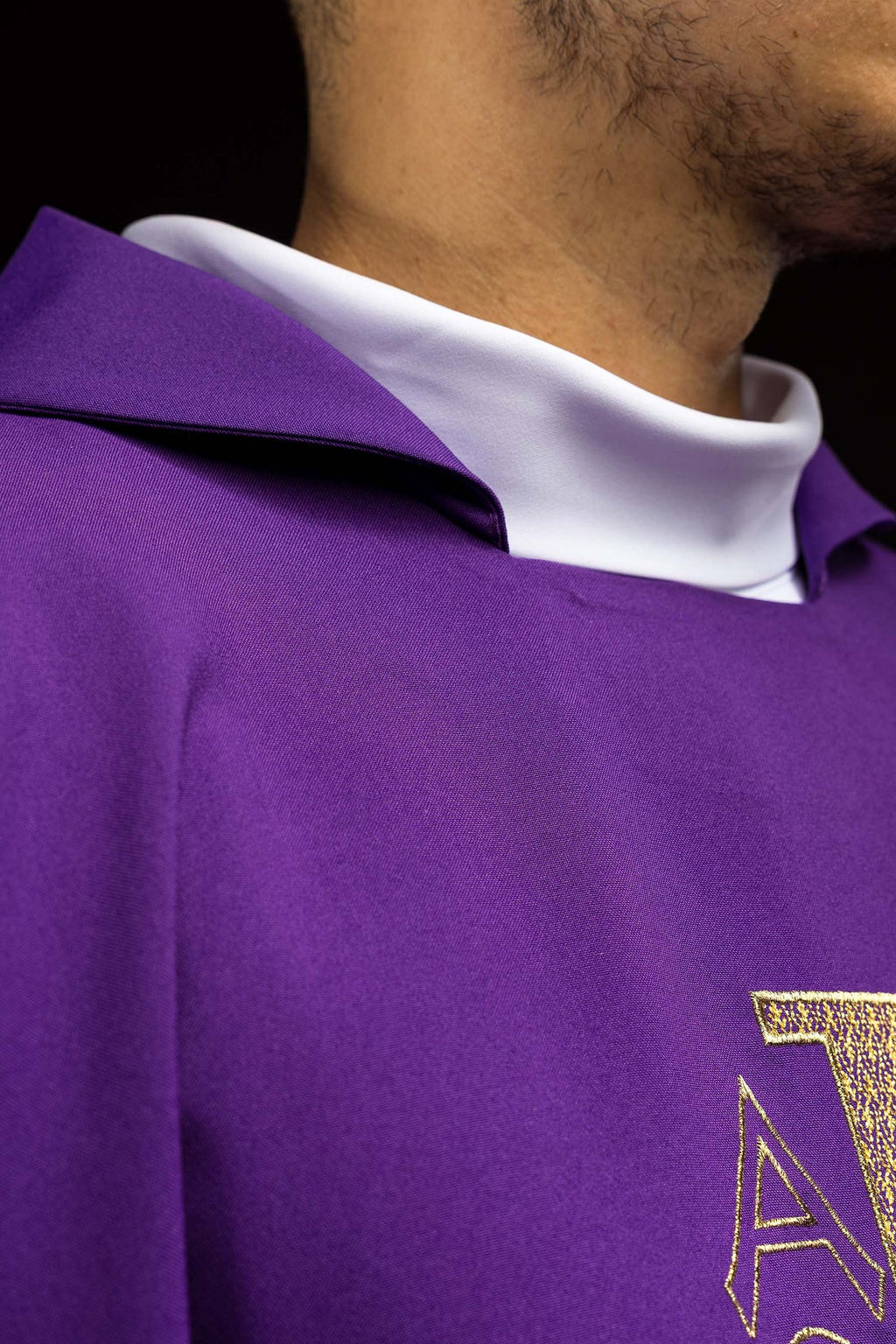 Ornamento bordado con el símbolo Alfa y Omega con cuello ancho morado