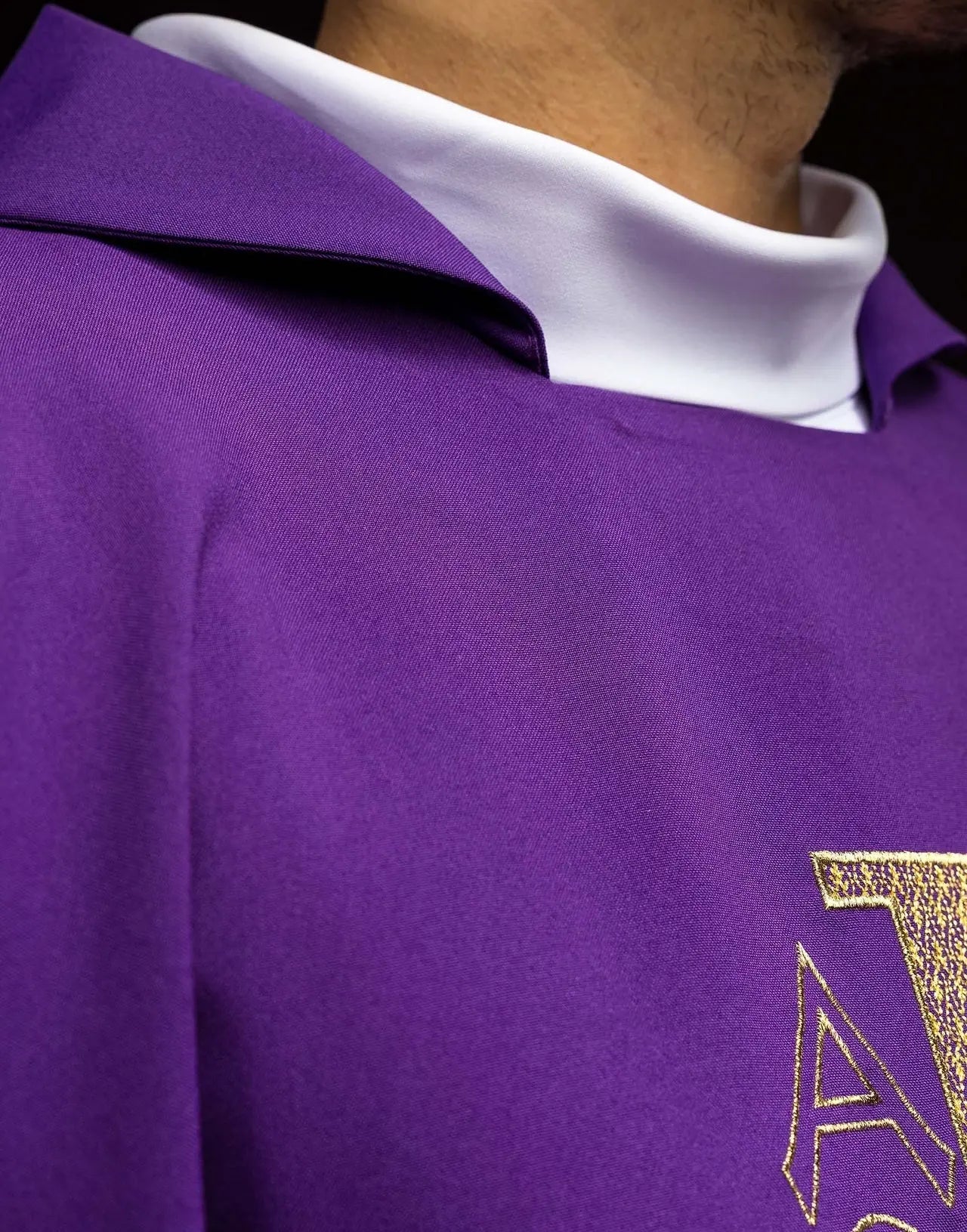 Casulla bordada con el símbolo Alfa y Omega y amplio cuello morado