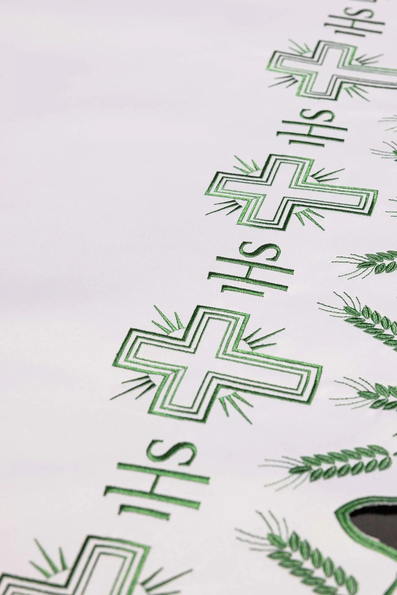 Paño de altar con cruz IHS y bordado de trigo – ribete verde
