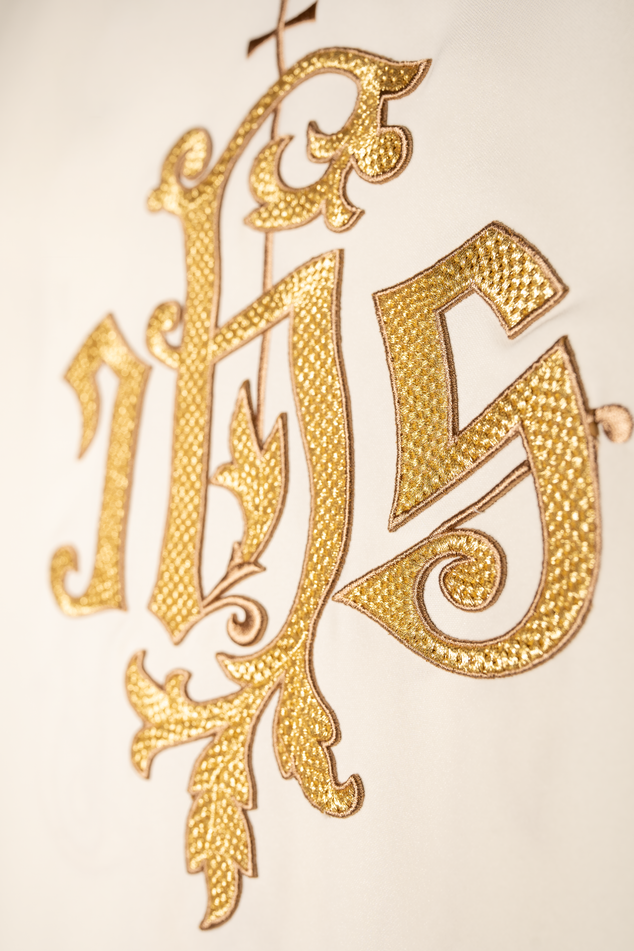 Ecru ornat ze złotym haftem IHS - ORNATY.PL