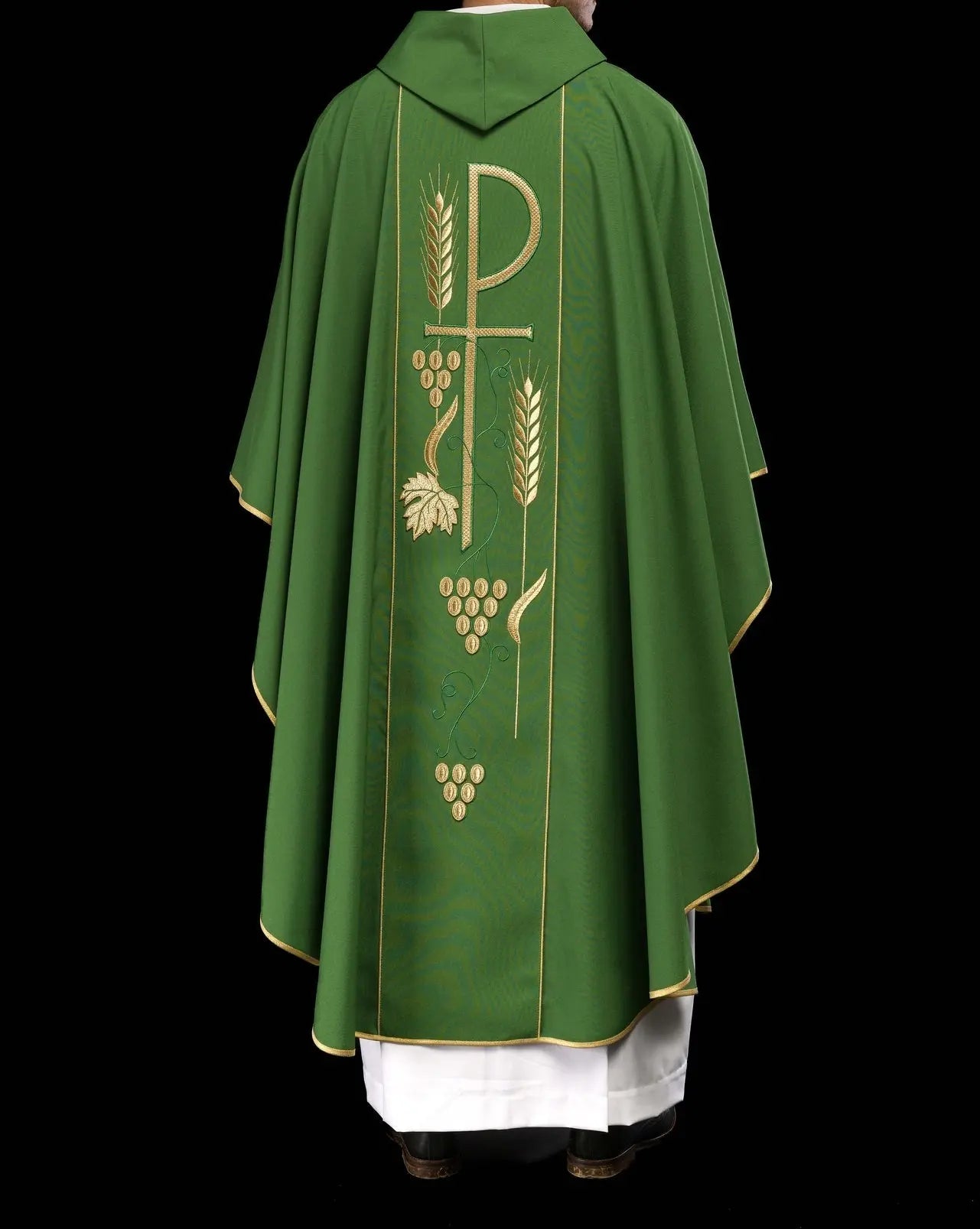 Casulla verde bordada con diseño de cáliz IHS