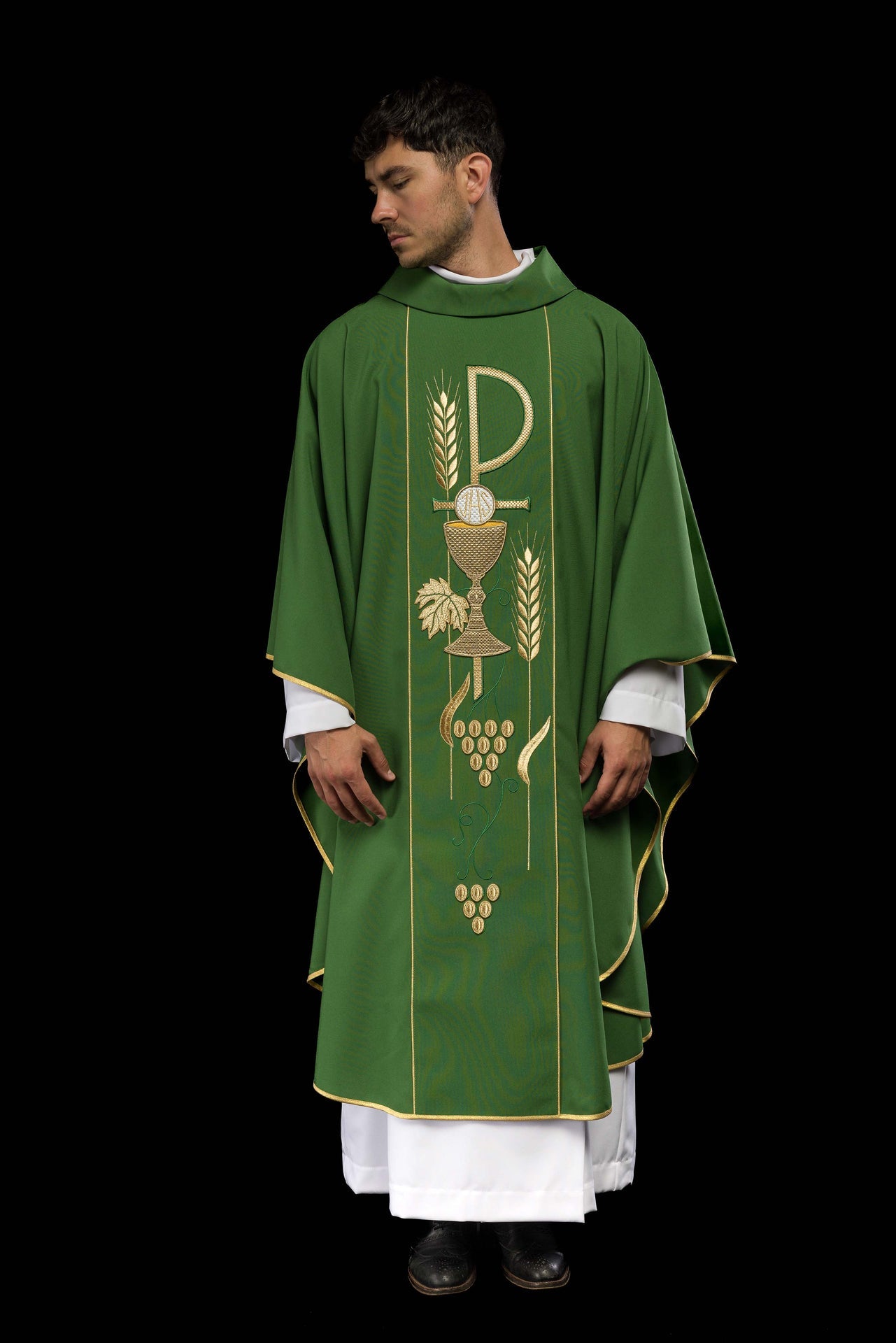 Zielony ornat haftowany z wzorem Kielicha IHS - ORNATY.PL