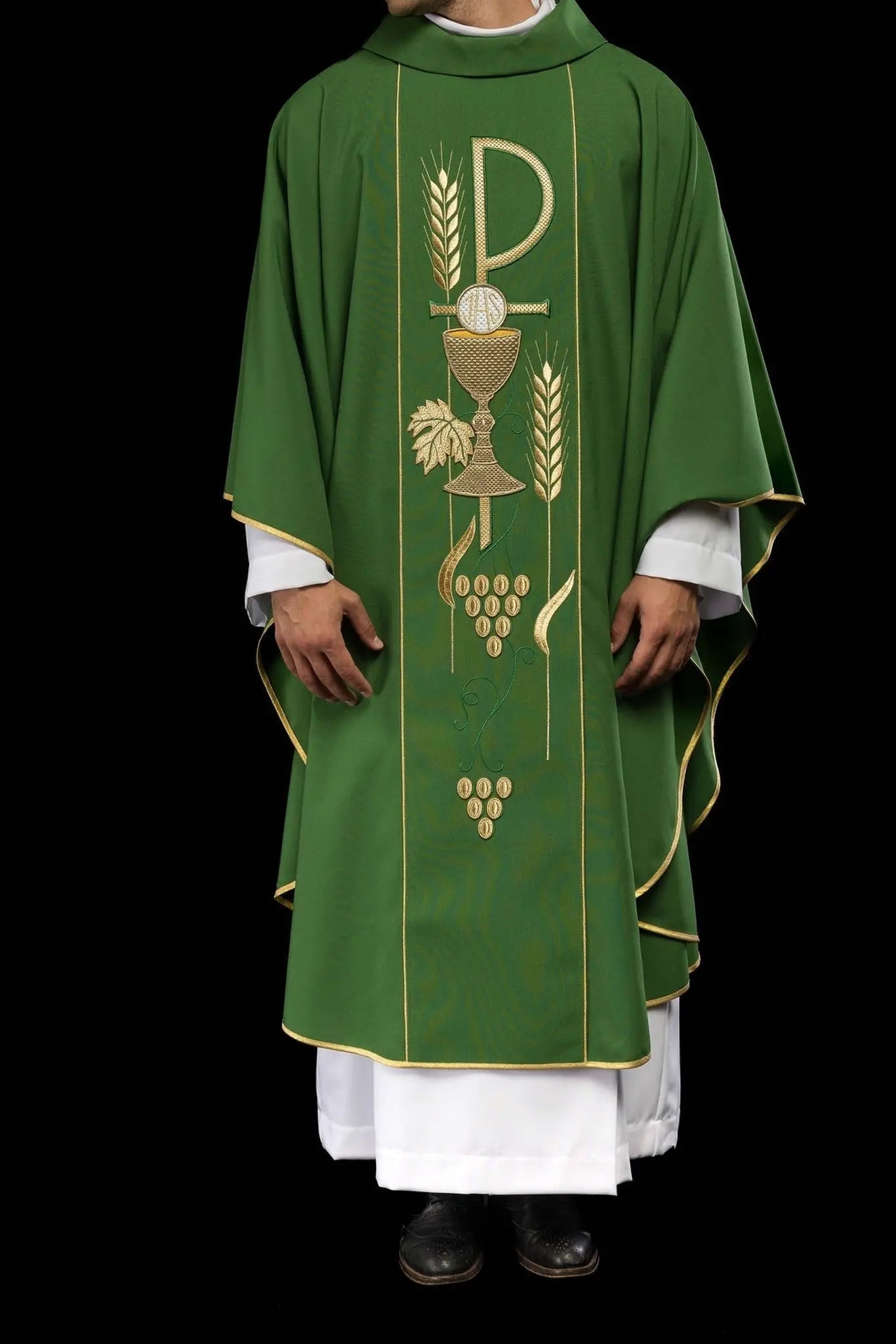 Casulla verde bordada con diseño de cáliz IHS