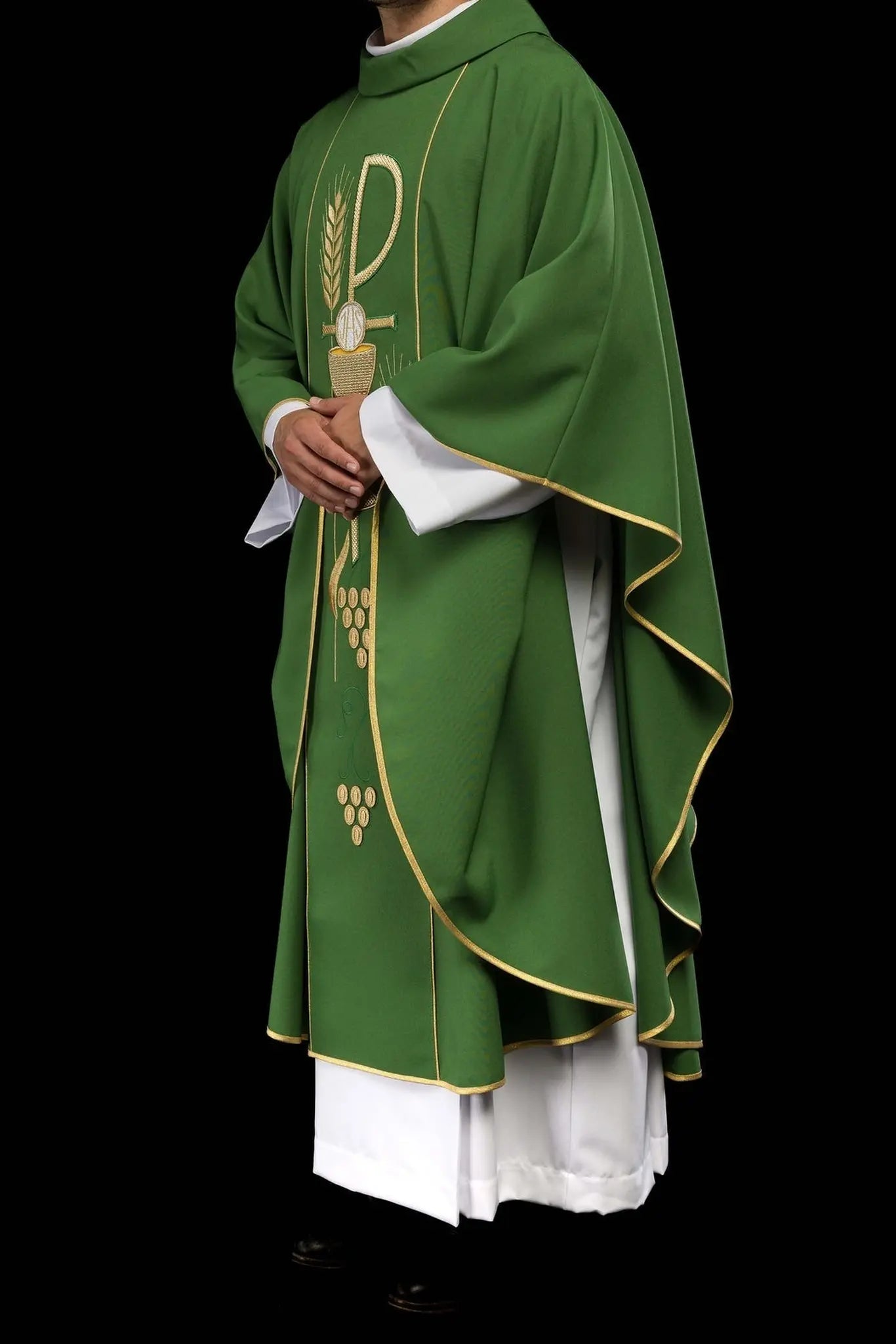 Casulla verde bordada con diseño de cáliz IHS
