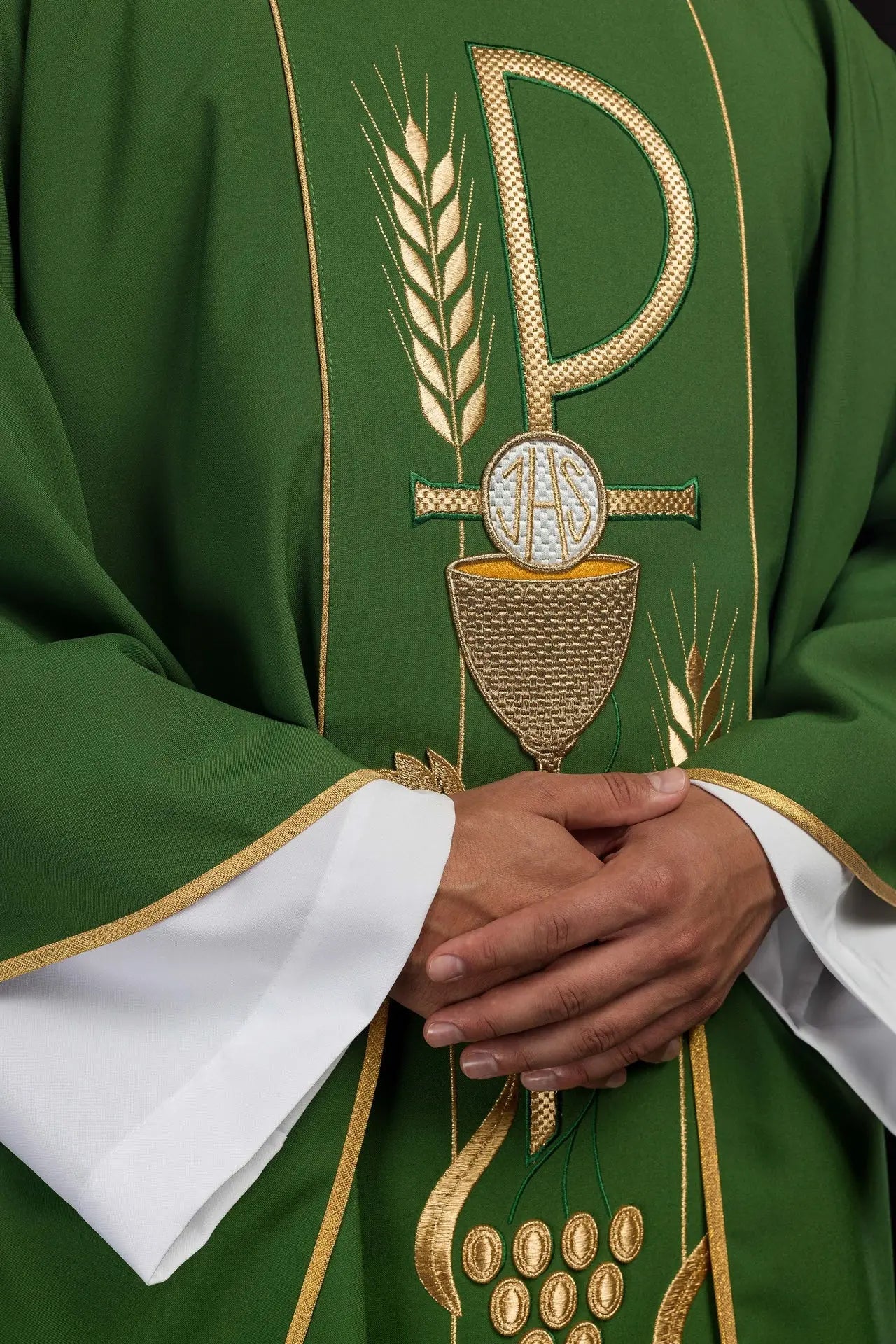 Casulla verde bordada con diseño de cáliz IHS