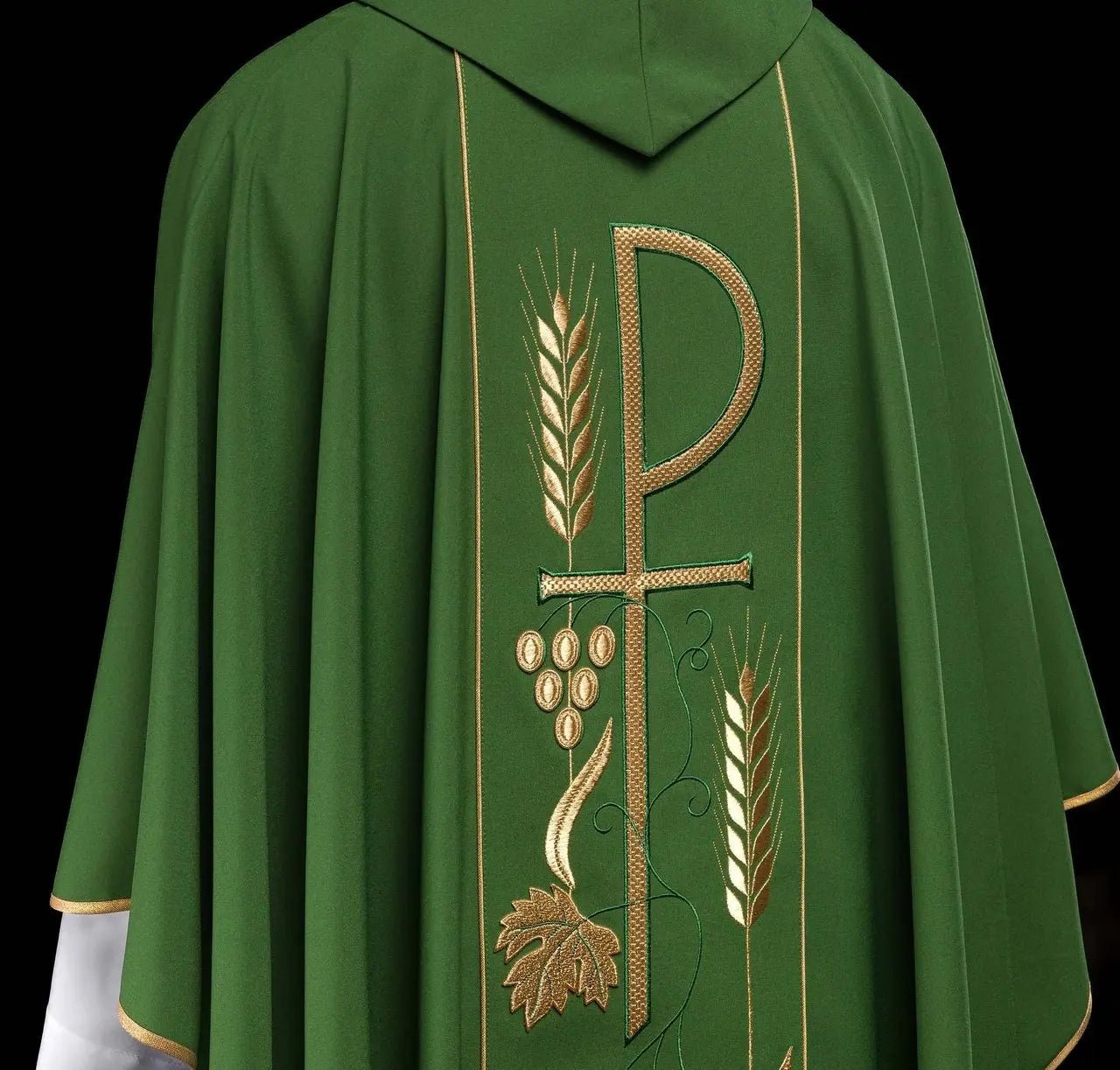 Casulla verde bordada con diseño de cáliz IHS