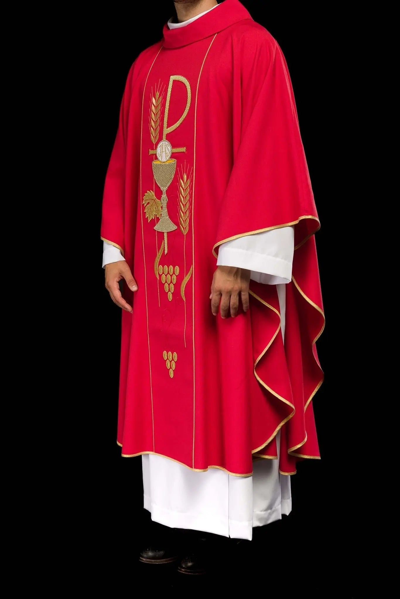 Casulla roja bordada con diseño de cáliz IHS
