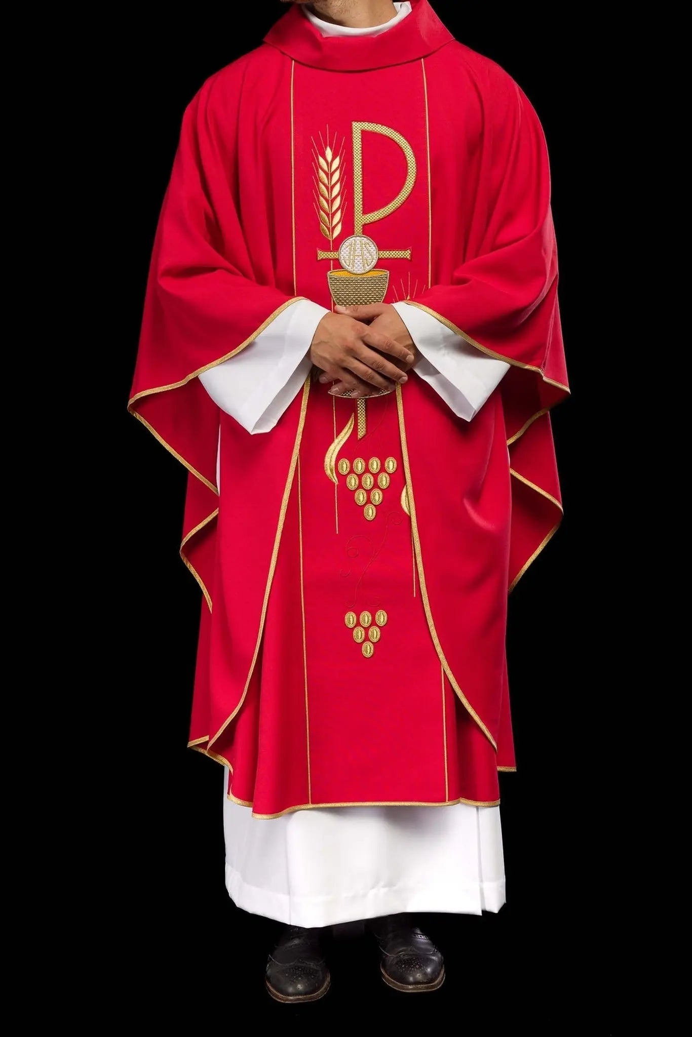 Casulla roja bordada con diseño de cáliz IHS