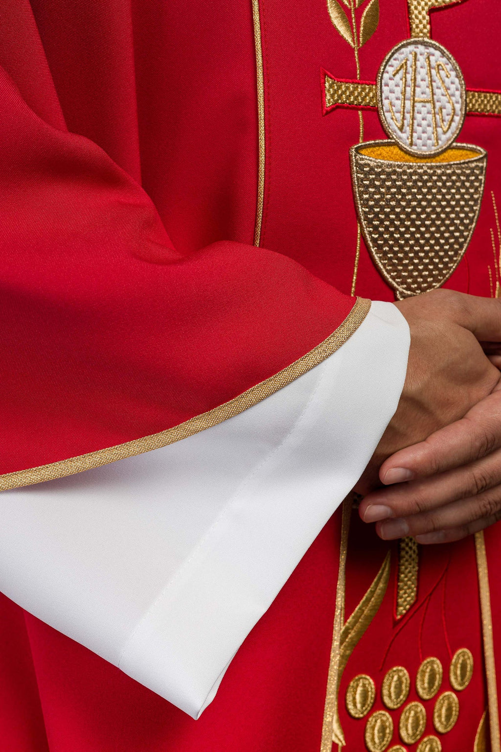 Czerwony ornat haftowany z wzorem Kielicha IHS - ORNATY.PL