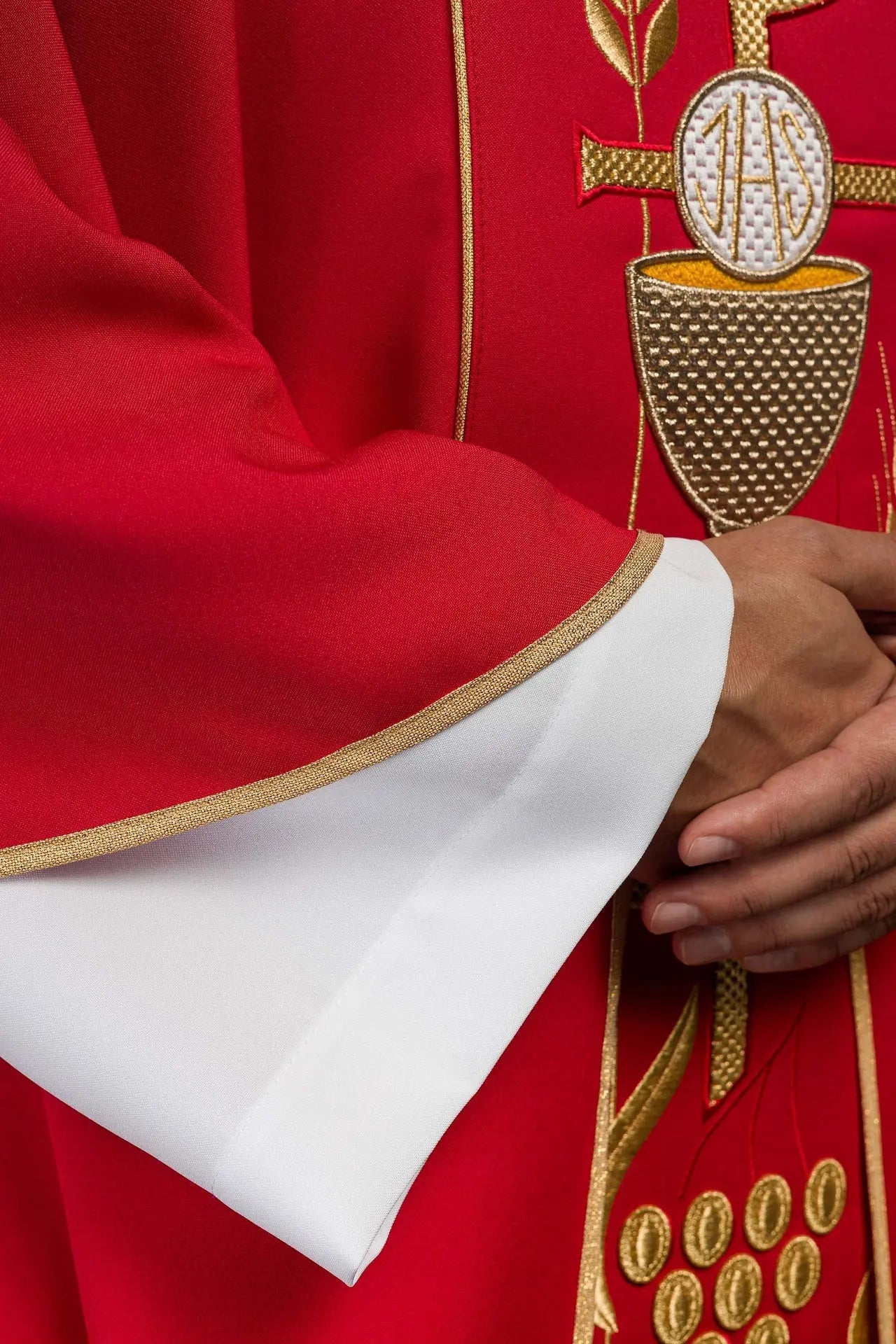 Casulla roja bordada con diseño de cáliz IHS