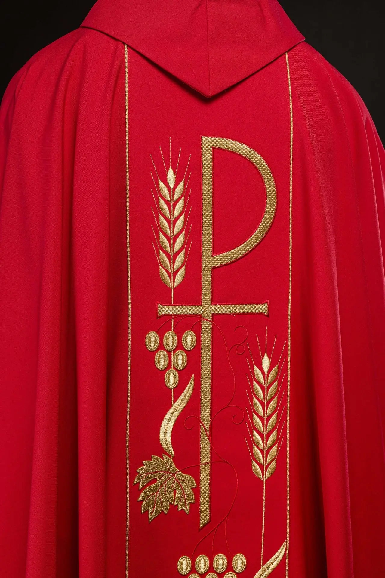 Casulla roja bordada con diseño de cáliz IHS