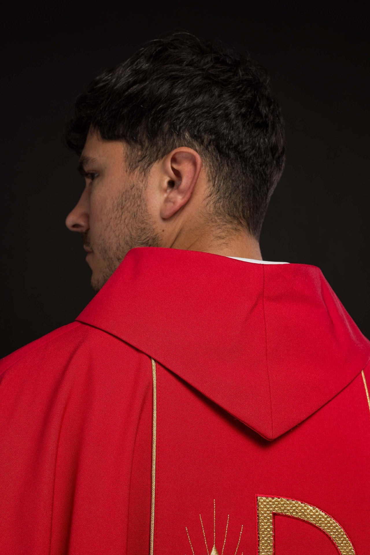 Czerwony ornat haftowany z wzorem Kielicha IHS - ORNATY.PL