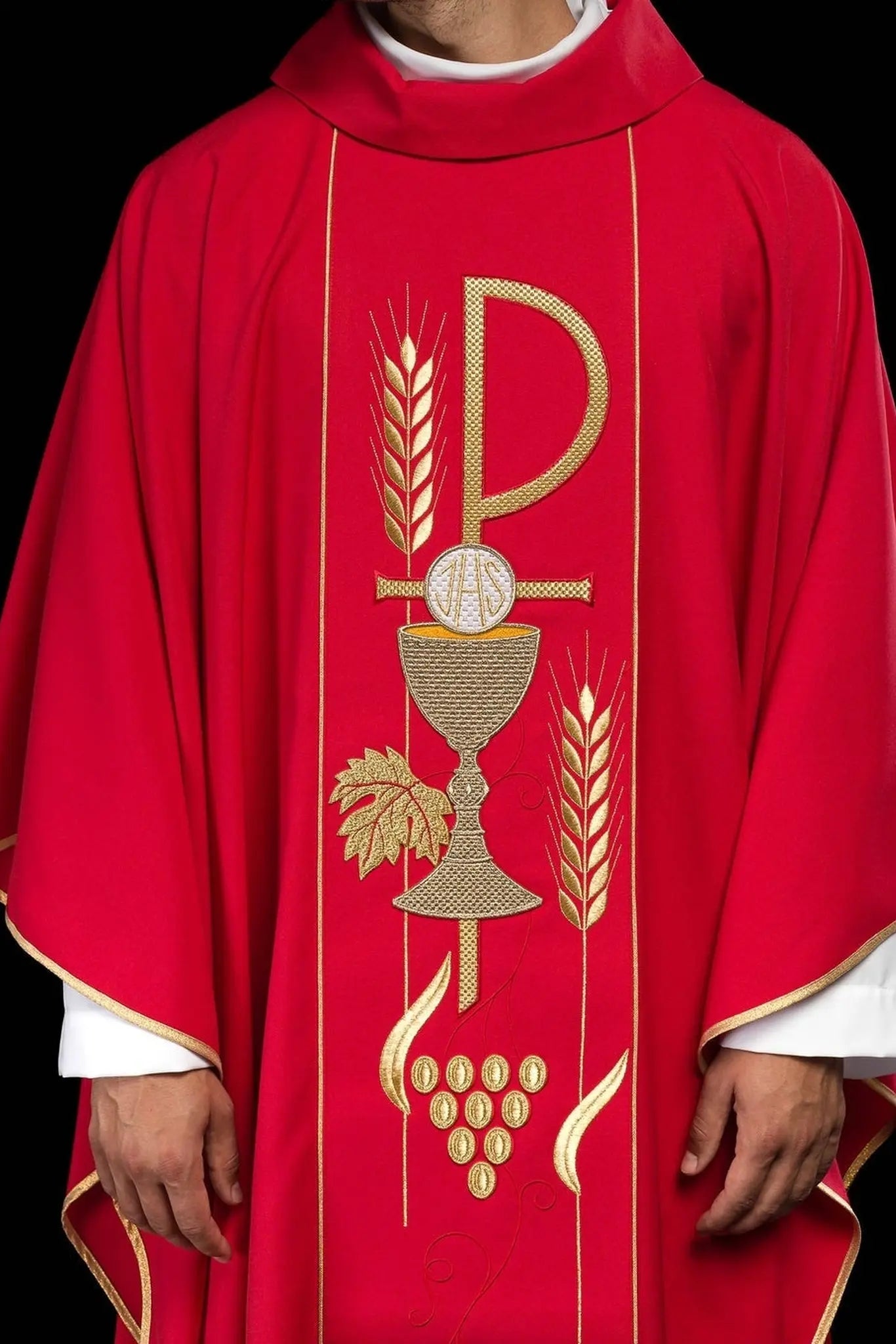 Casulla roja bordada con diseño de cáliz IHS