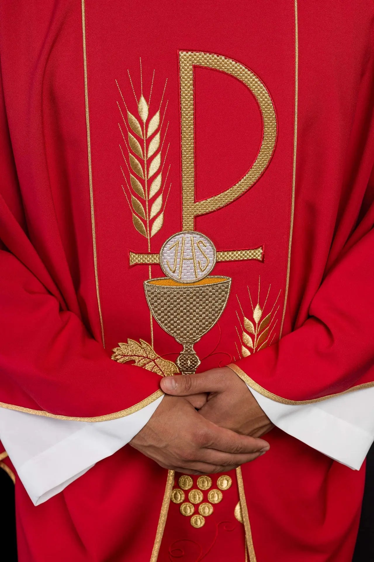 Casulla roja bordada con diseño de cáliz IHS