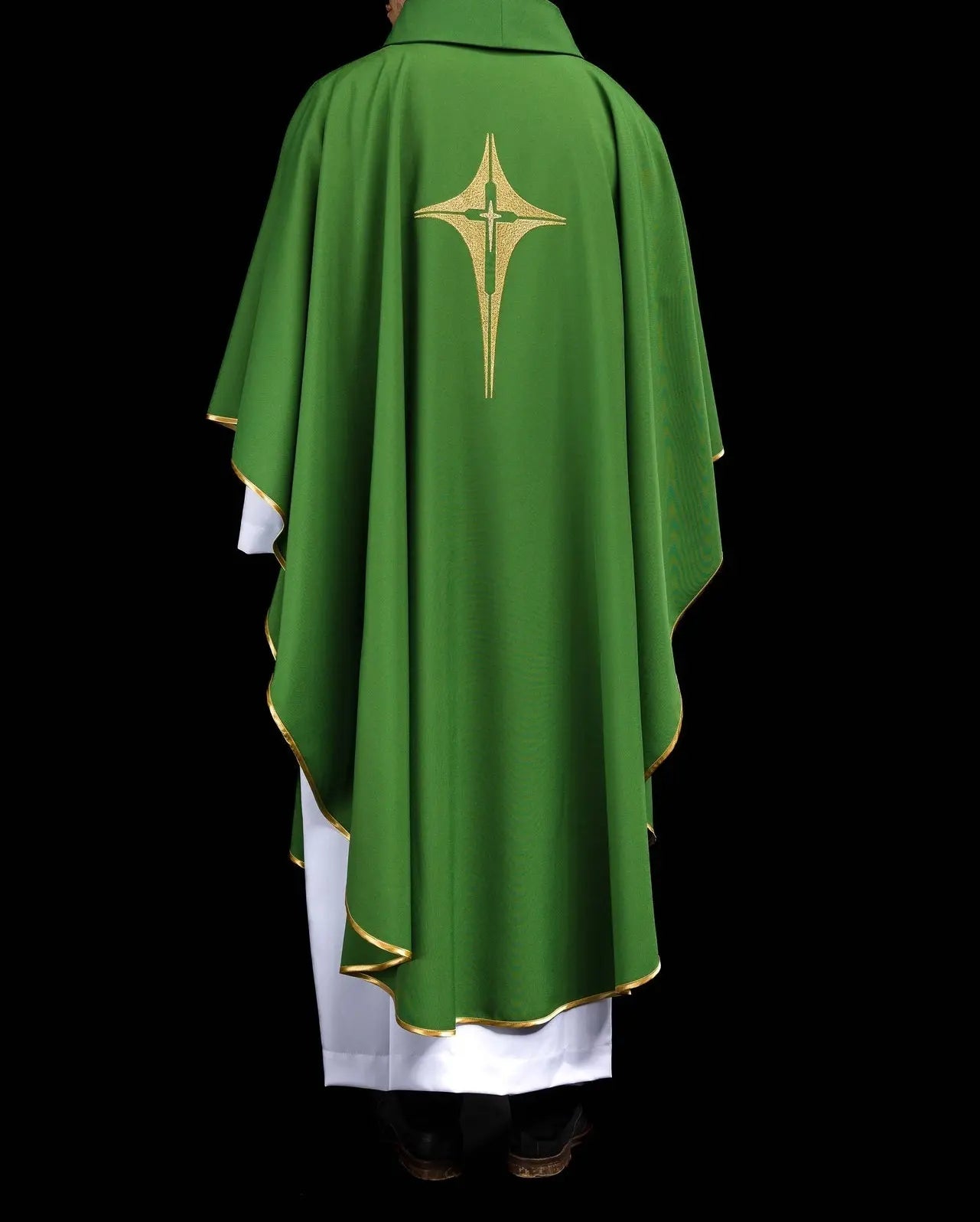 Casulla verde bordada con motivo de cruz
