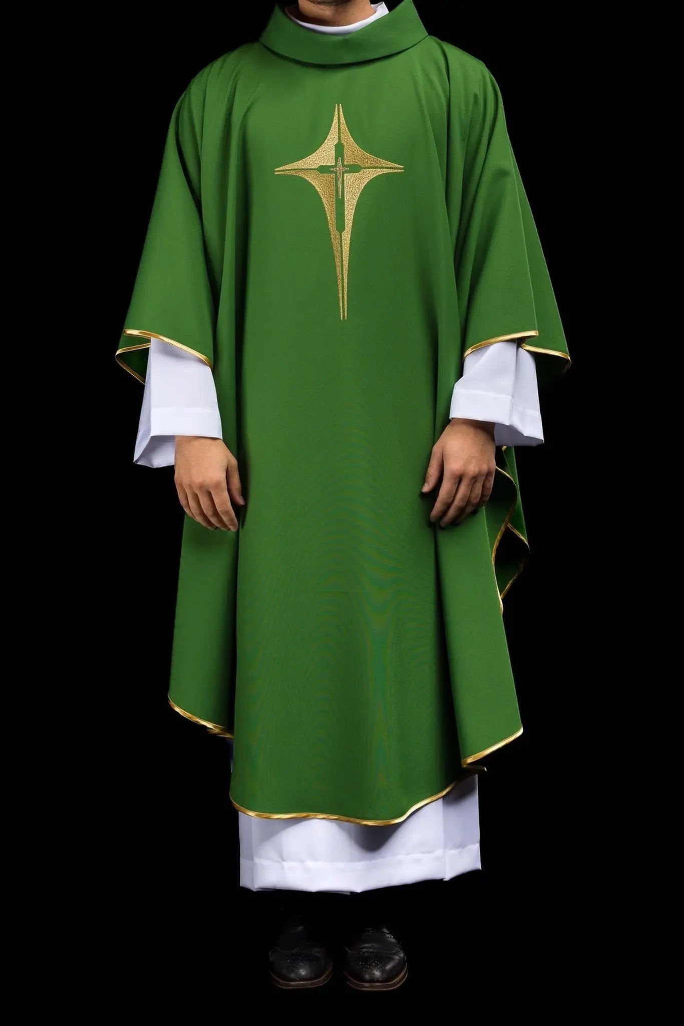 Casulla verde bordada con motivo de cruz