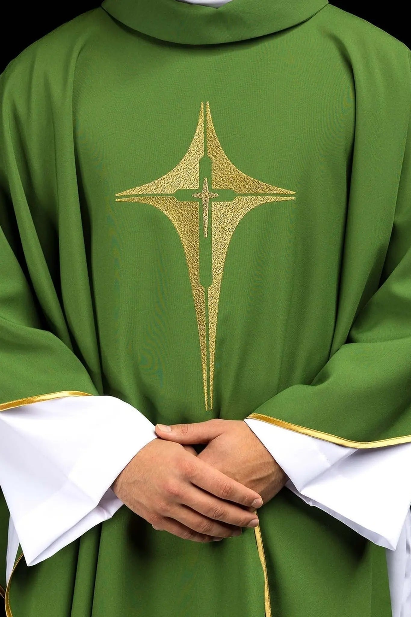 Casulla verde bordada con motivo de cruz