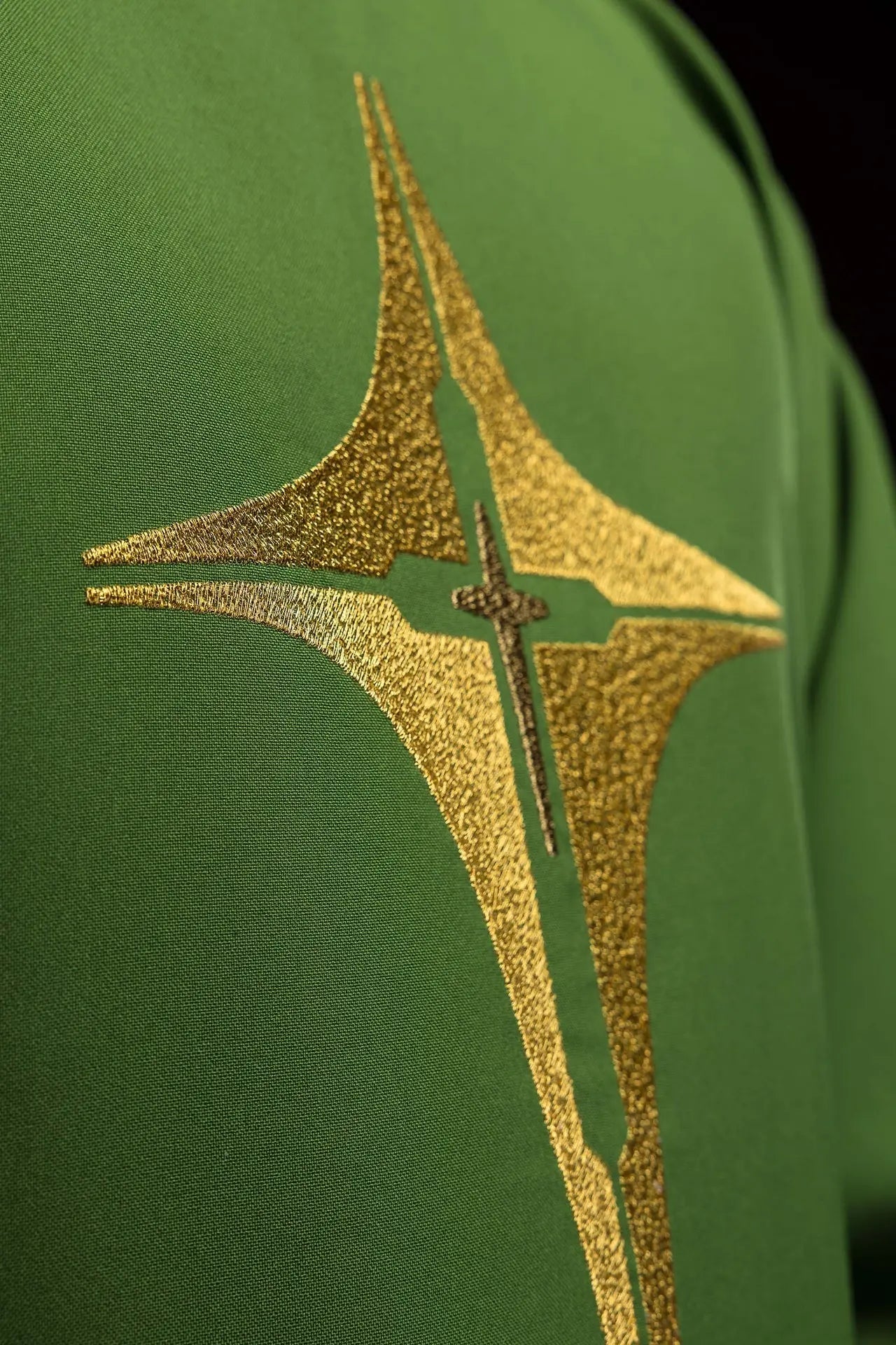 Casulla verde bordada con motivo de cruz