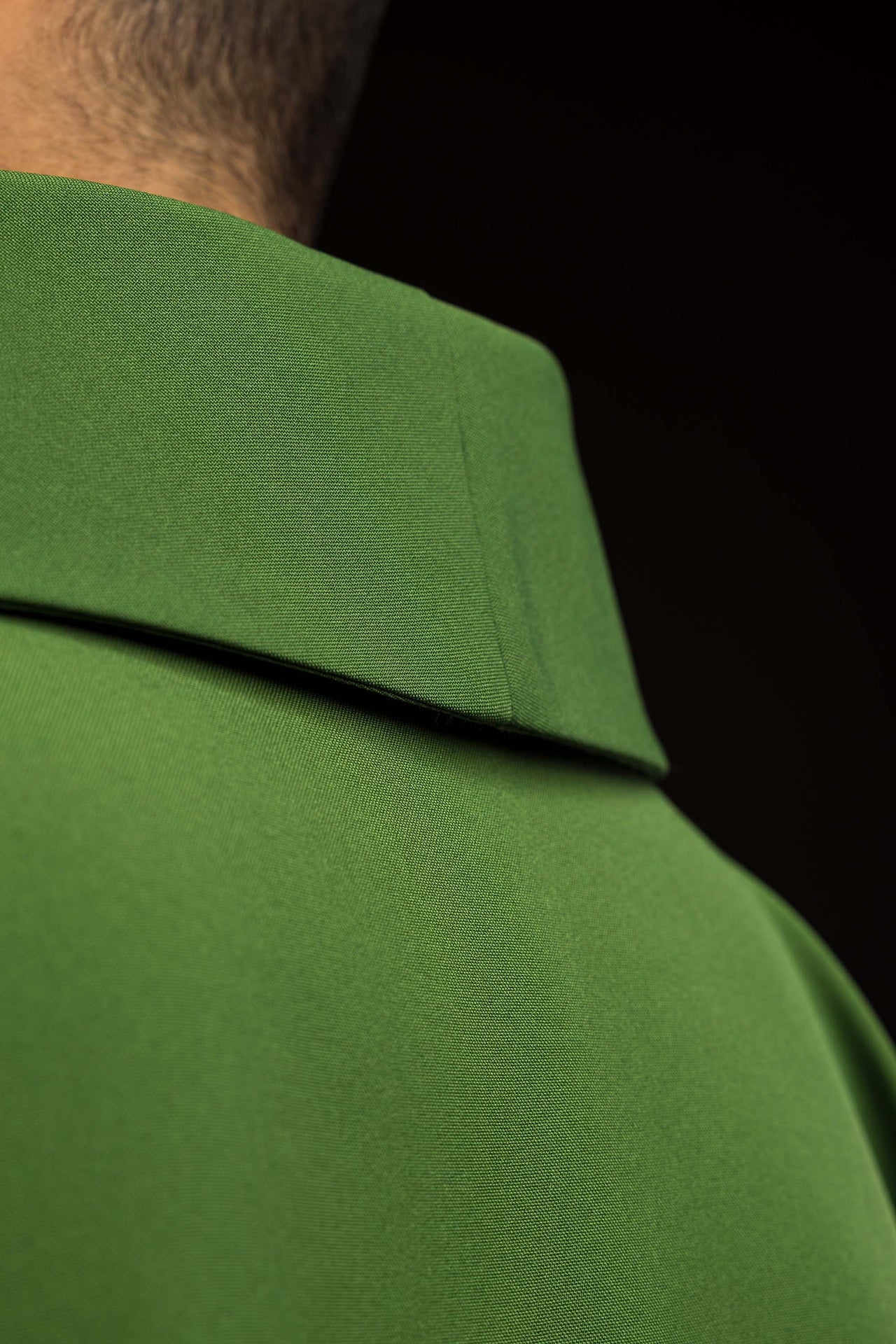 Casulla verde bordada con motivo de cruz