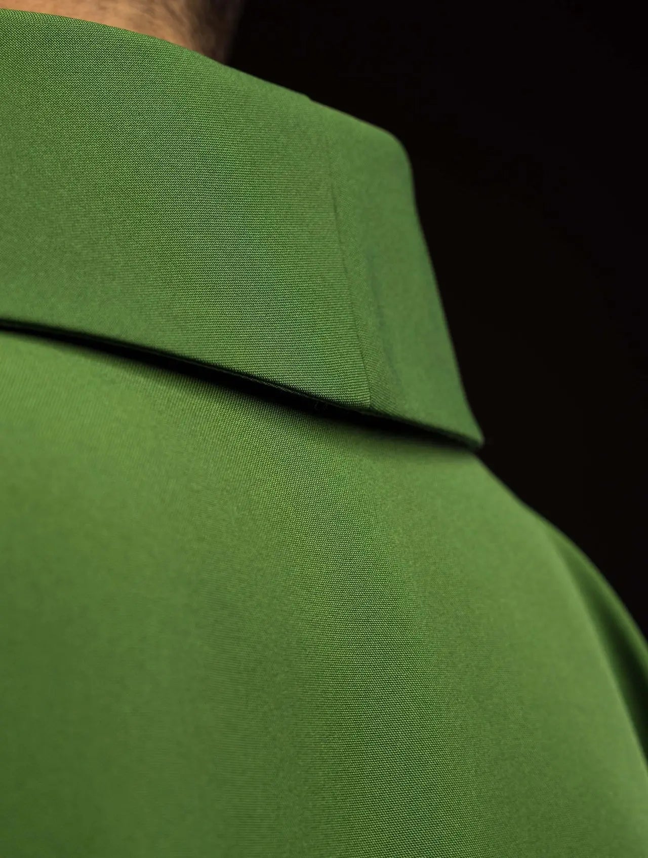 Casulla verde bordada con motivo de cruz