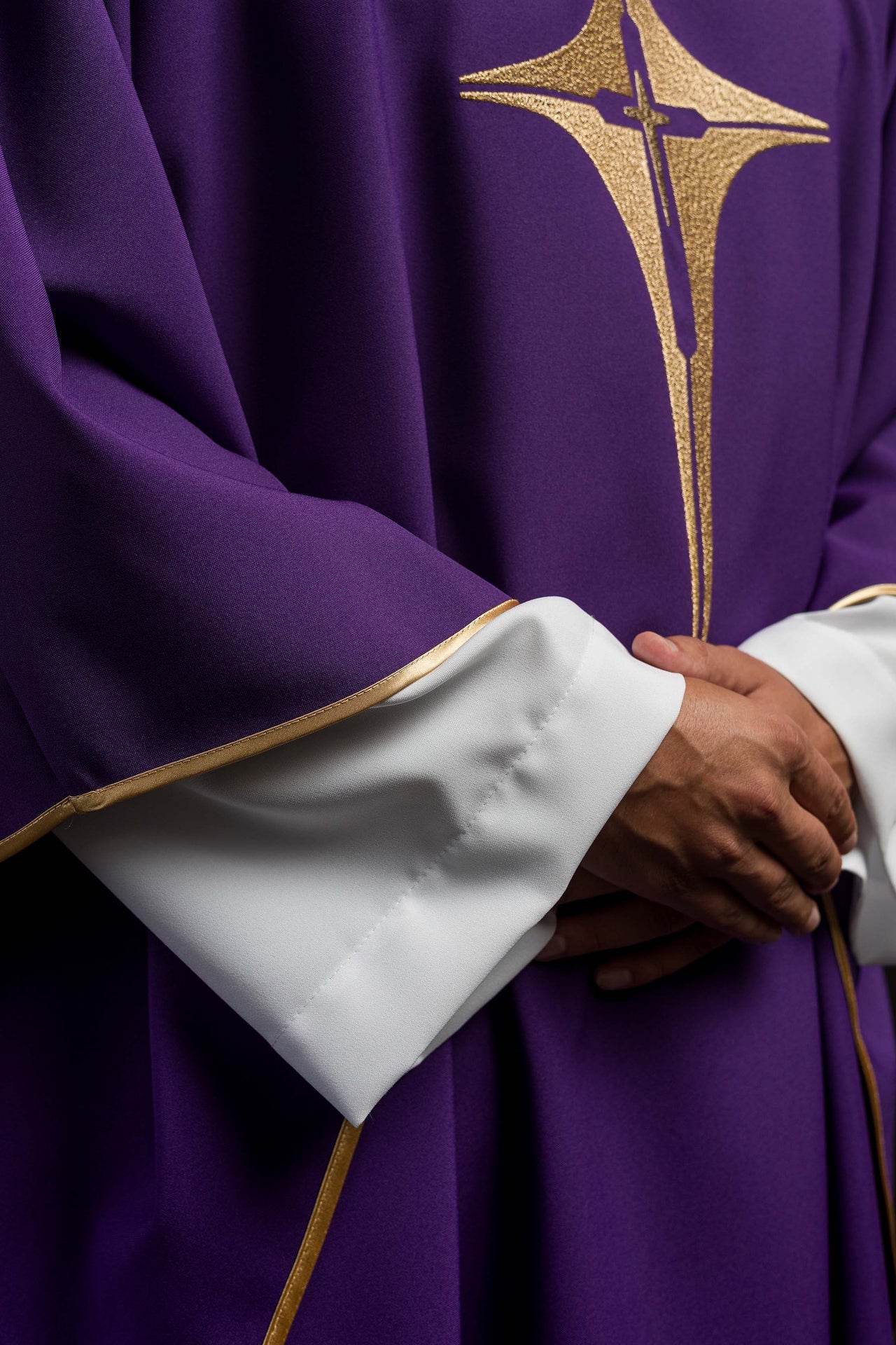 Fioletowy ornat haftowany z motywem krzyża - ORNATY.PL