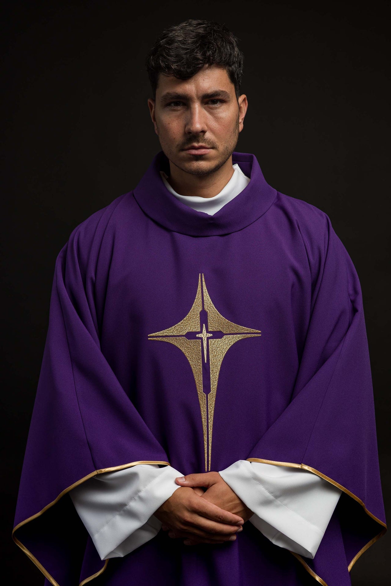 Fioletowy ornat haftowany z motywem krzyża - ORNATY.PL