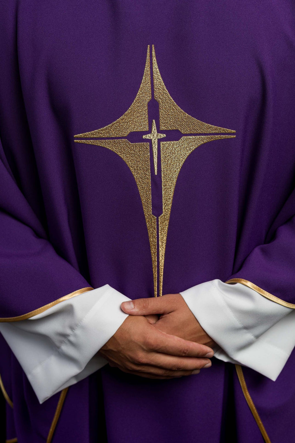 Fioletowy ornat haftowany z motywem krzyża - ORNATY.PL