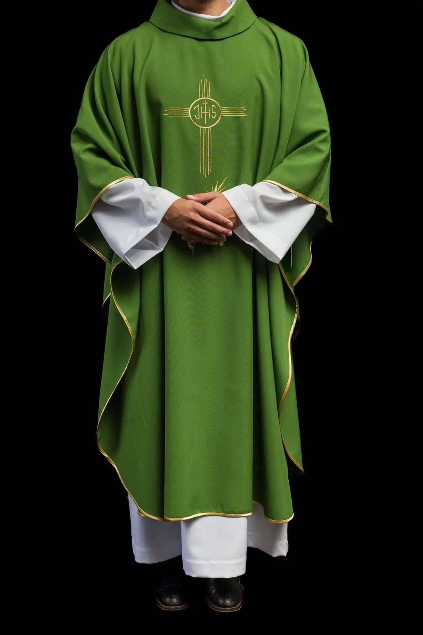 Casulla verde bordada con motivo IHS