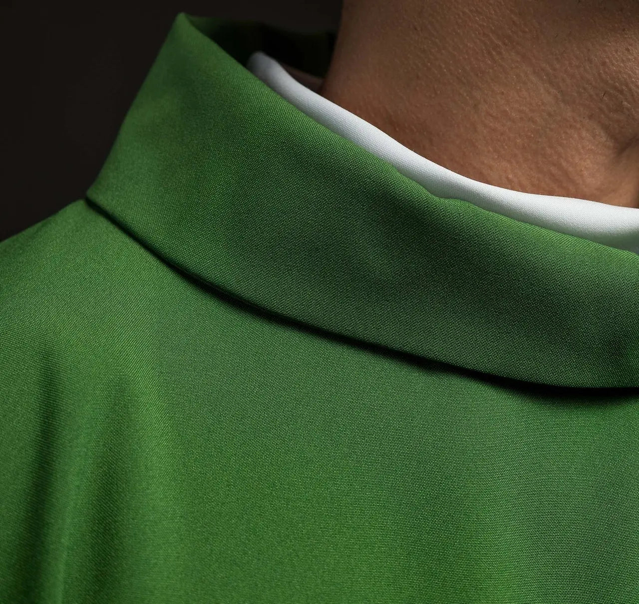 Casulla verde bordada con motivo IHS