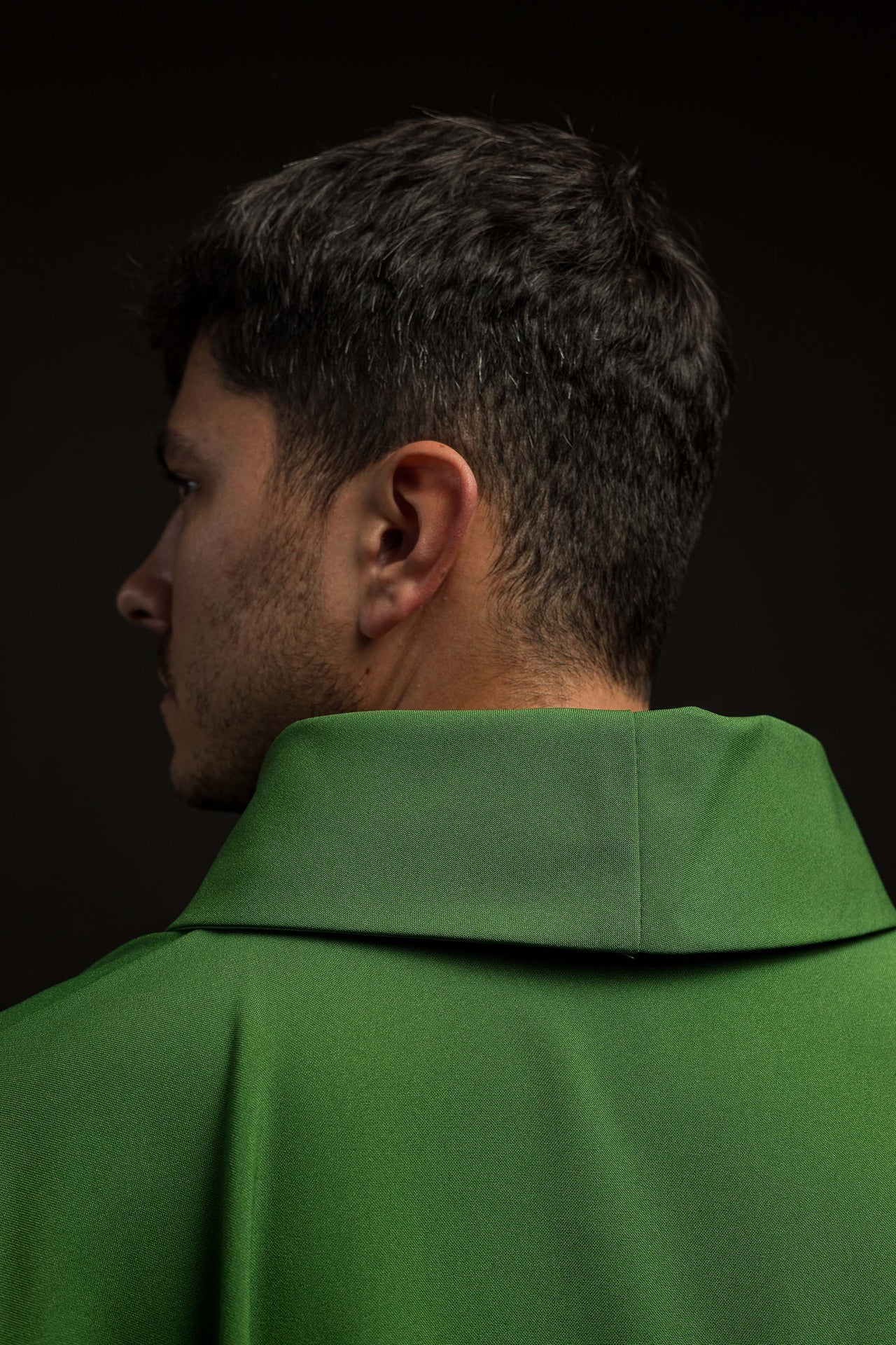 Zielony ornat haftowany z motywem IHS - ORNATY.PL