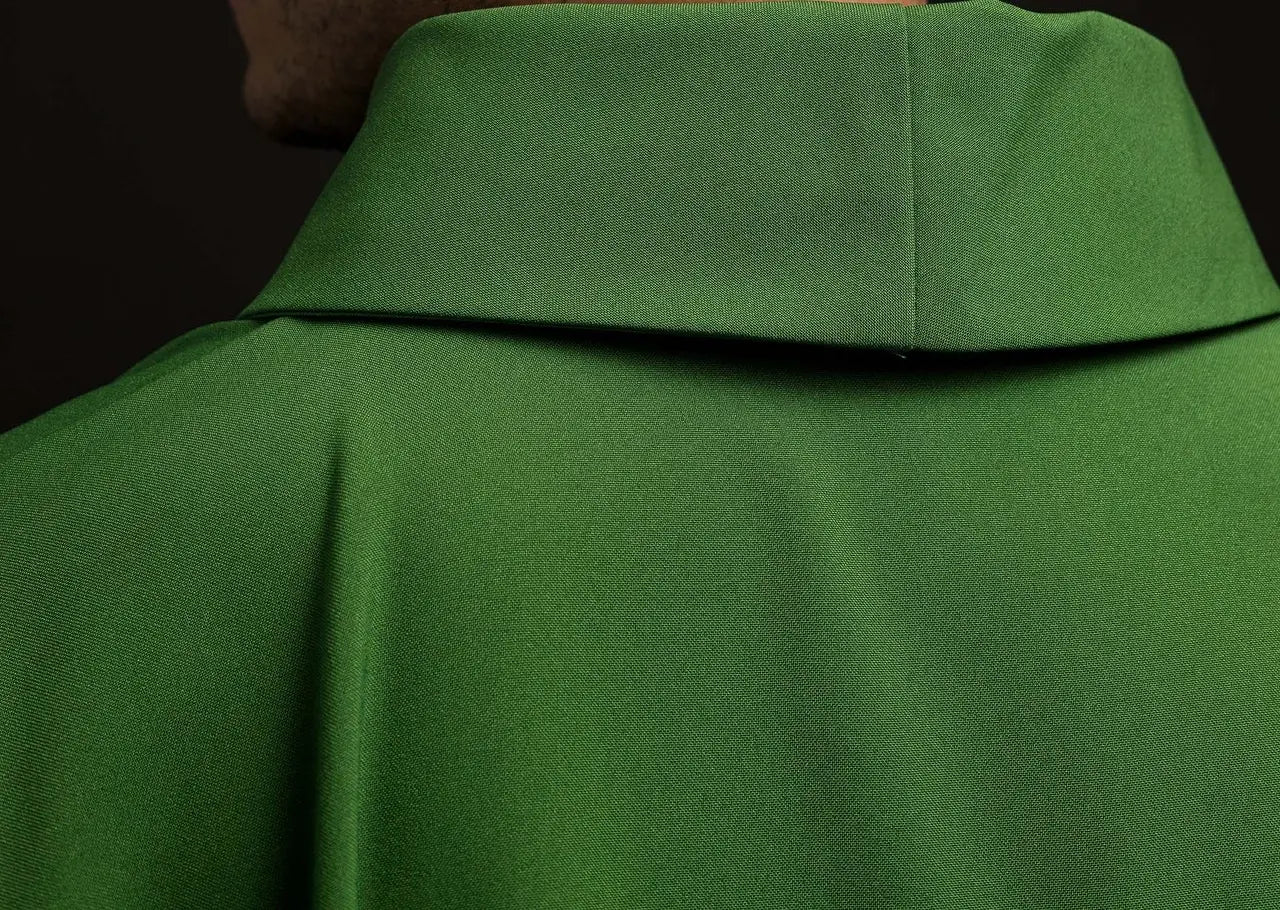Casulla verde bordada con motivo IHS