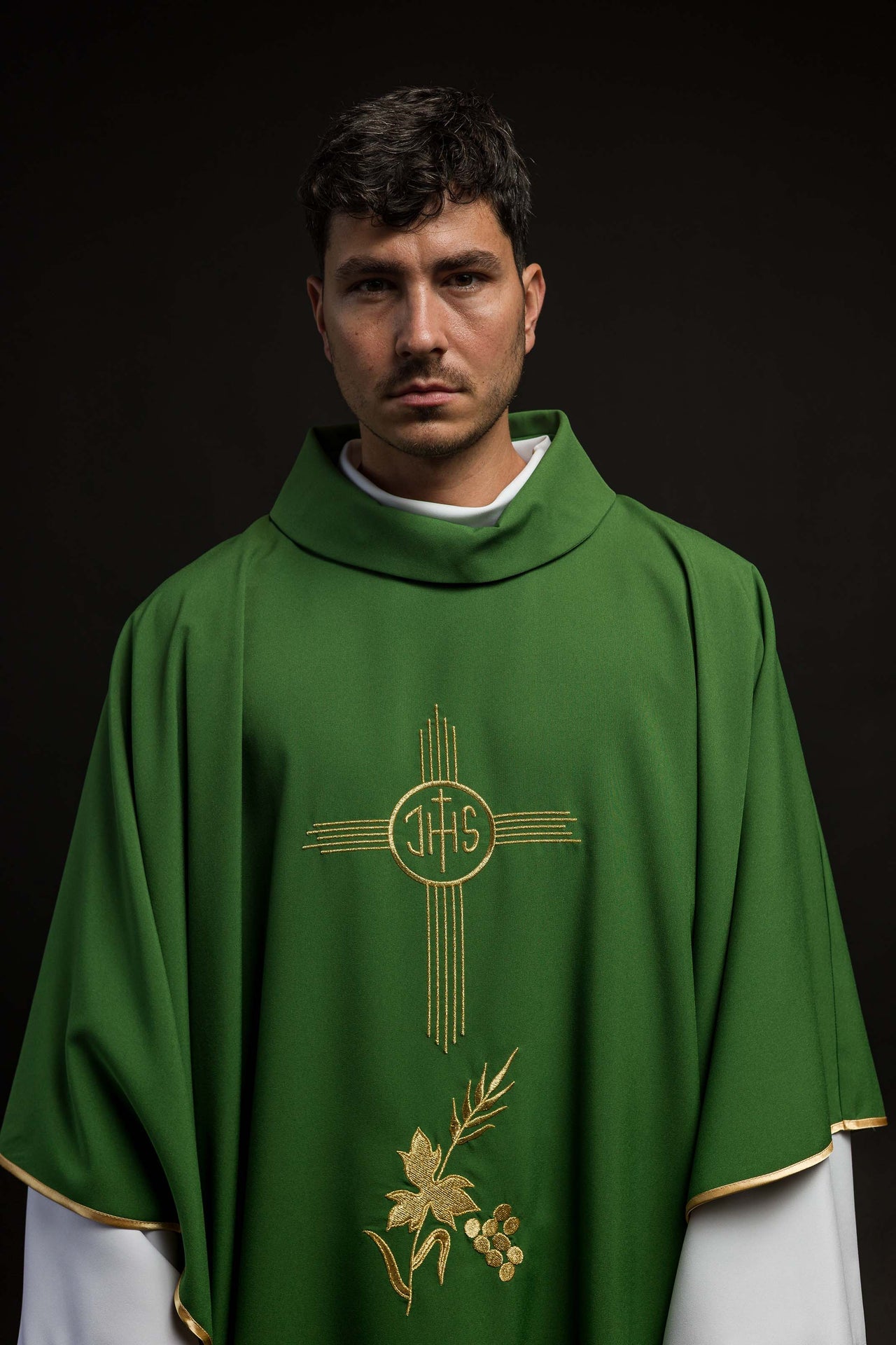 Zielony ornat haftowany z motywem IHS - ORNATY.PL