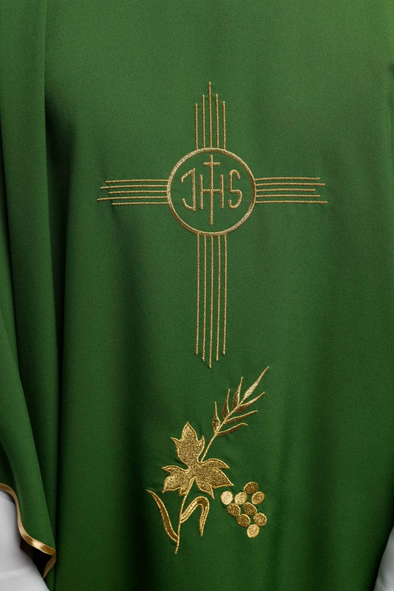 Casulla verde bordada con motivo IHS