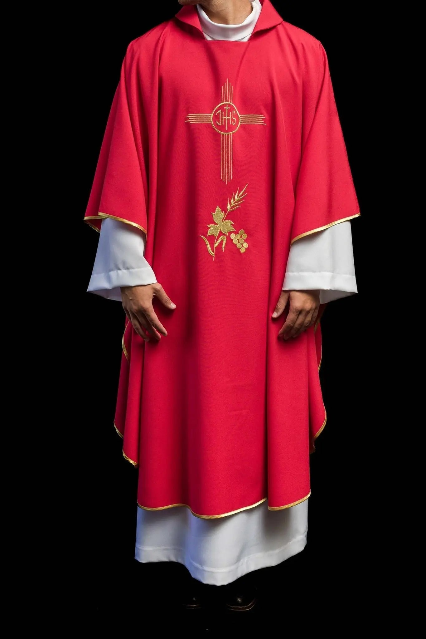 Casulla roja bordada con cuello ancho y motivo IHS