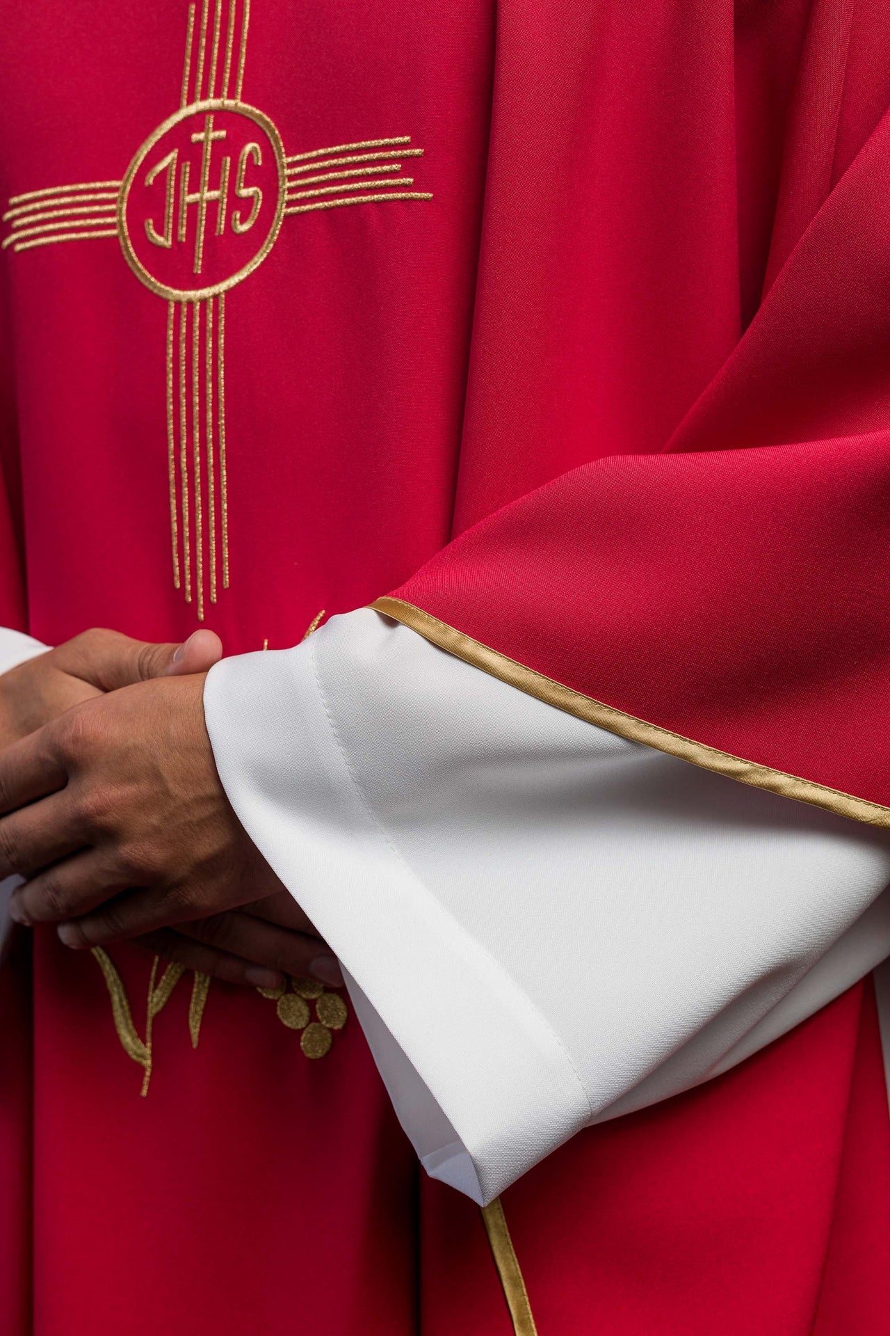 Czerwony ornat haftowany z szerokim kołnierzem i motywem IHS - ORNATY.PL