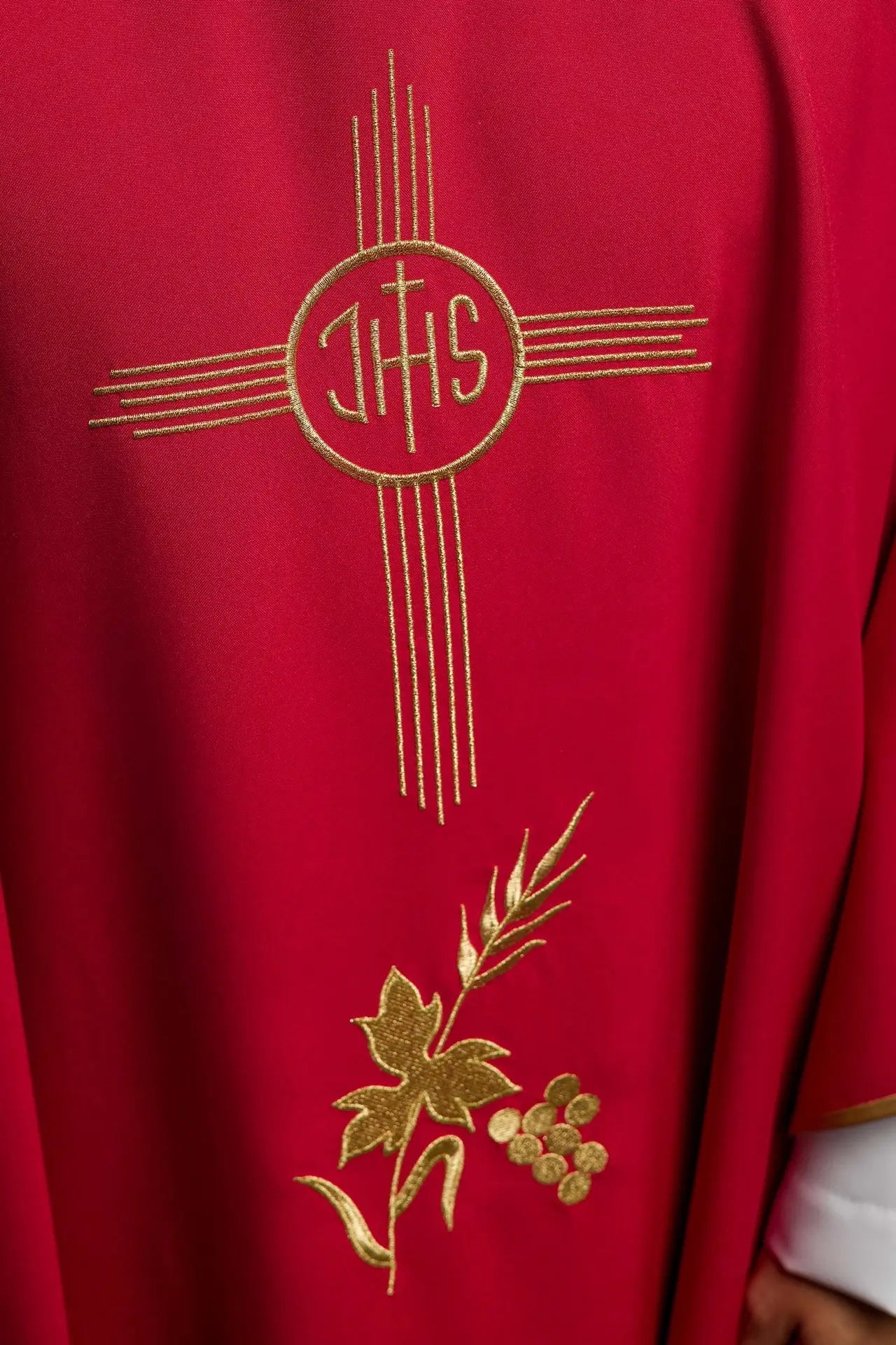 Casulla roja bordada con cuello ancho y motivo IHS