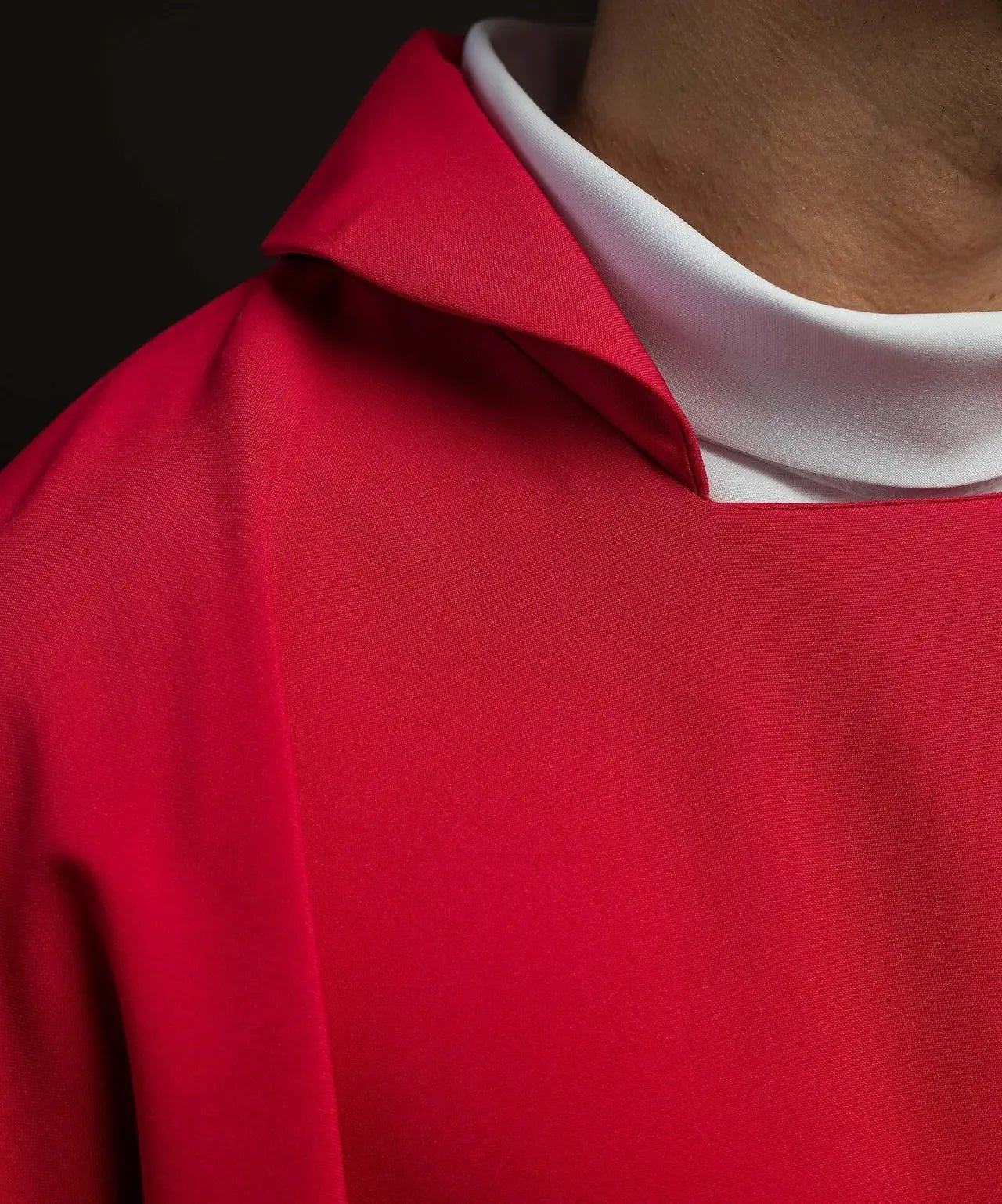 Casulla roja bordada con cuello ancho y motivo IHS