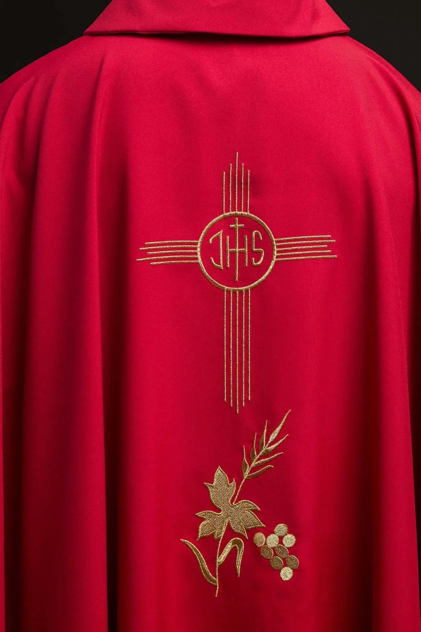 Casulla roja bordada con cuello ancho y motivo IHS