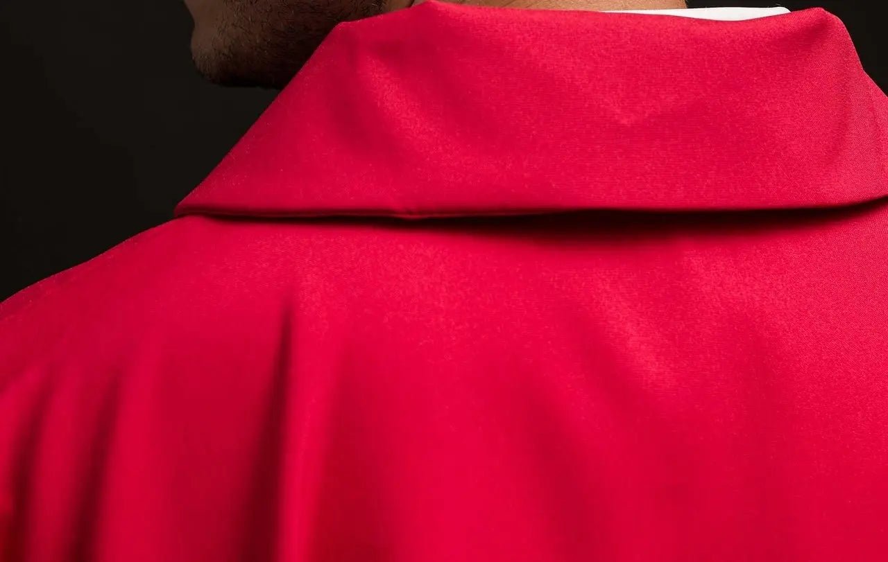 Casulla roja bordada con cuello ancho y motivo IHS
