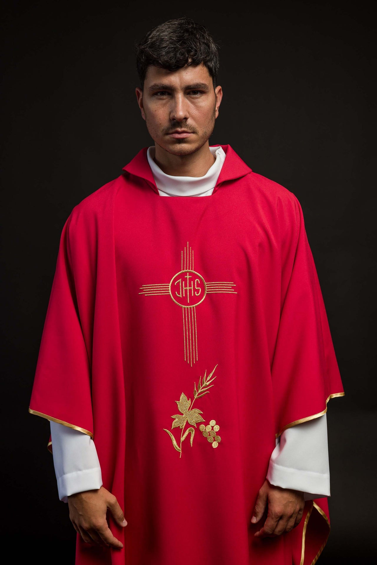 Czerwony ornat haftowany z szerokim kołnierzem i motywem IHS - ORNATY.PL