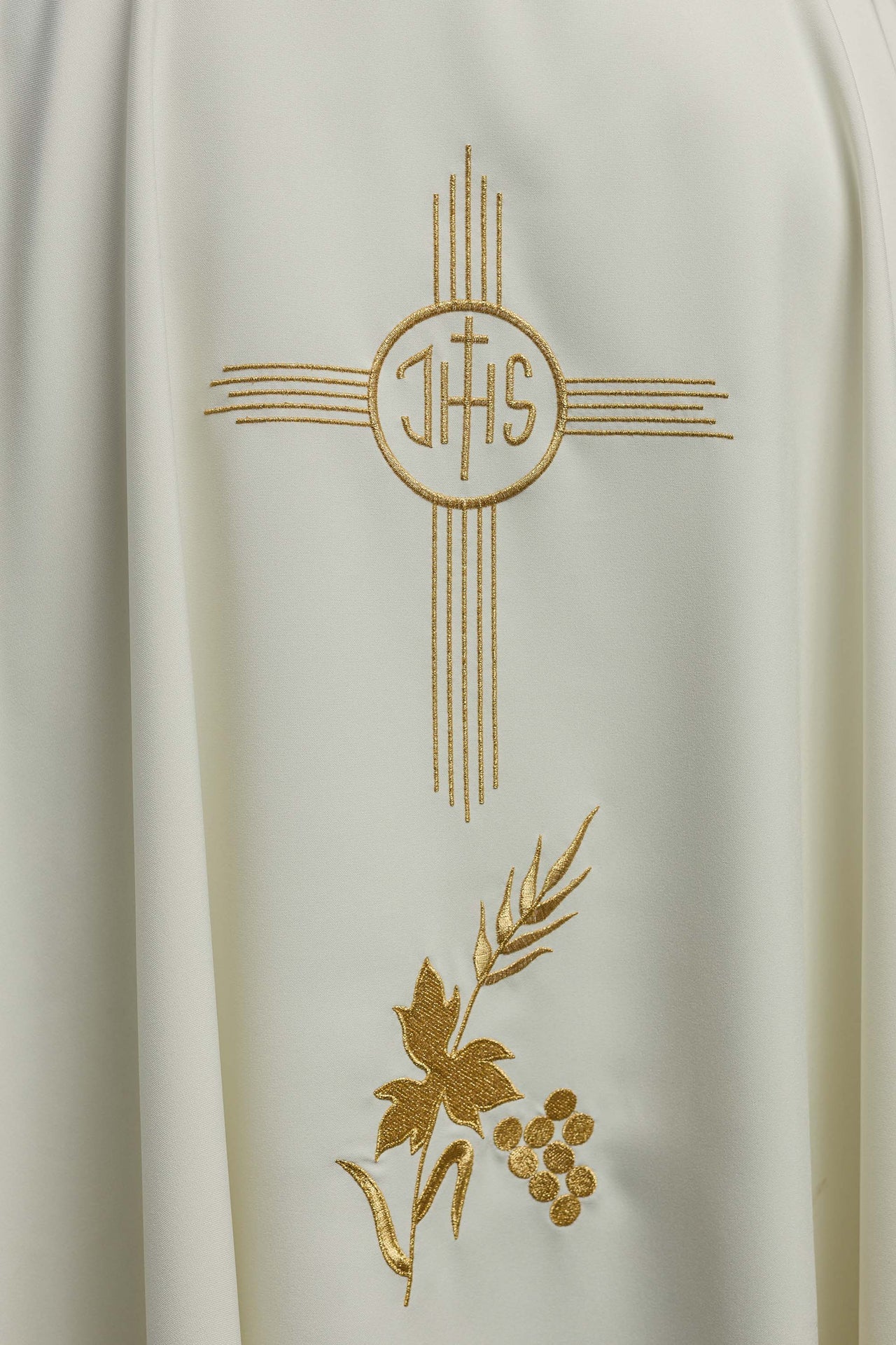 Ornat z haftem IHS w kolorze ecru - ORNATY.PL