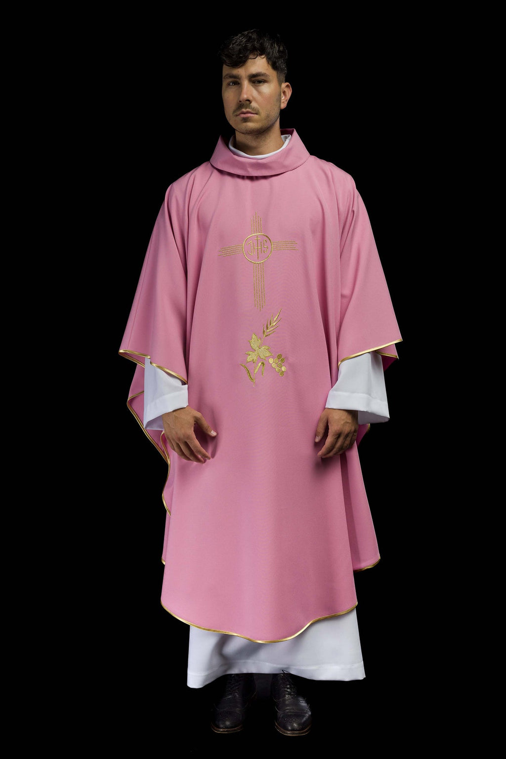 Ornat haftowany z złotym wzorem w kolorze różowym - ORNATY.PL