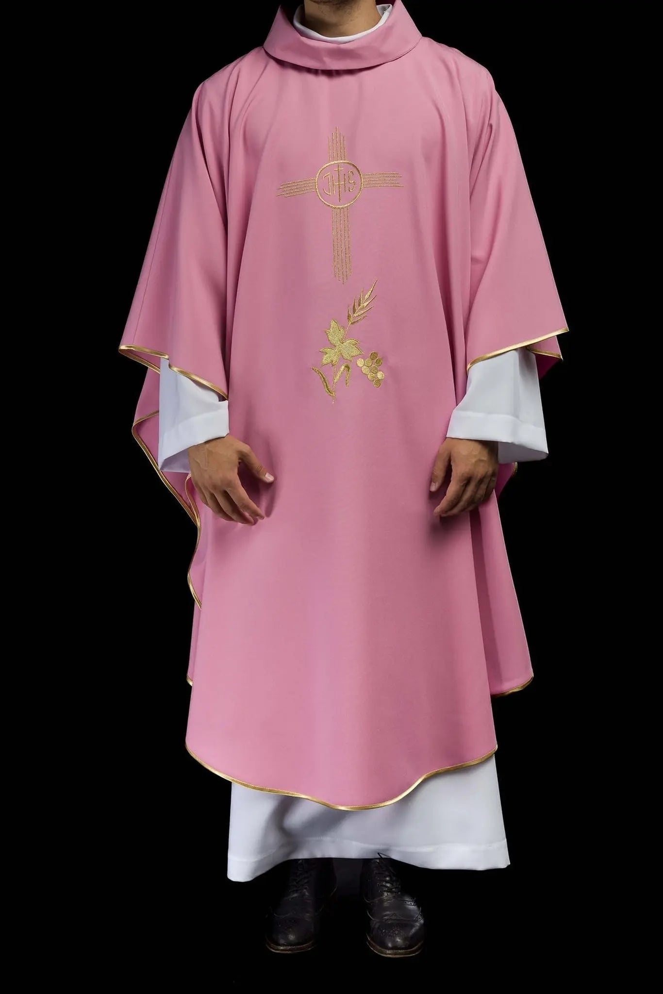 Casulla bordada en oro rosa