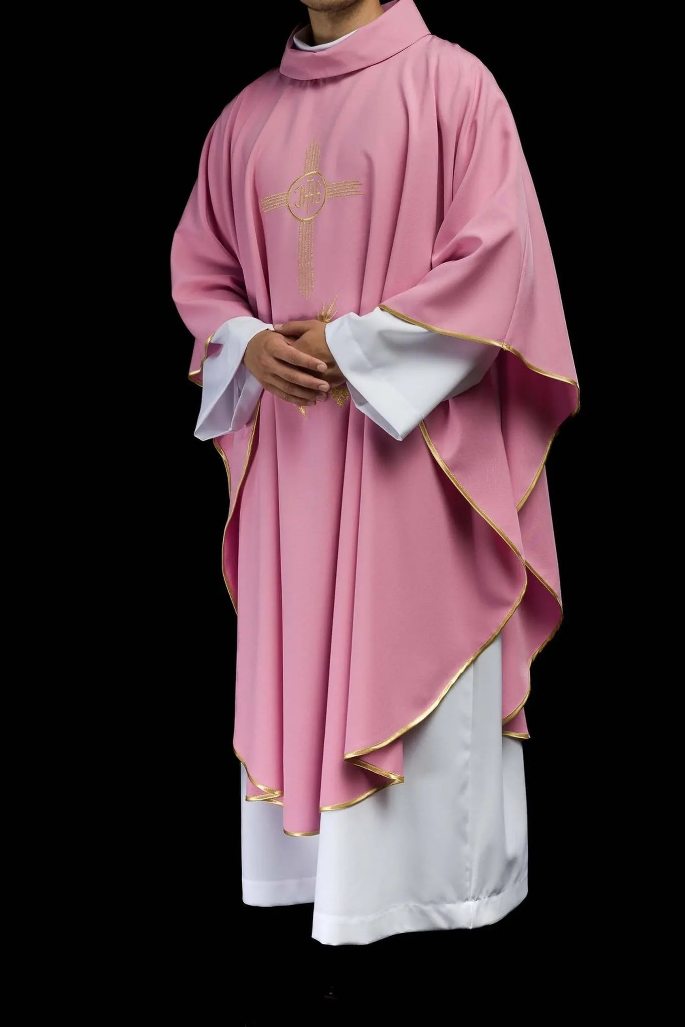 Casulla bordada en oro rosa