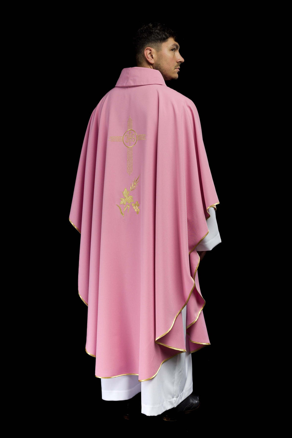 Ornat haftowany z złotym wzorem w kolorze różowym - ORNATY.PL